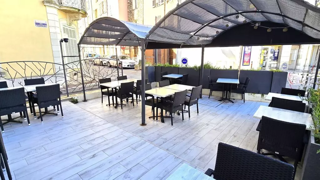 A SAISIR - restaurant sur place centrale et proche parking -  salle de 30 places et 24 en terrasse ombragée  -  caves - chauffage collectif - restaurant jouissant d'une excellente réputation et de bons résultats - vendu cause familiale - dans village proposant de nombreuses animations