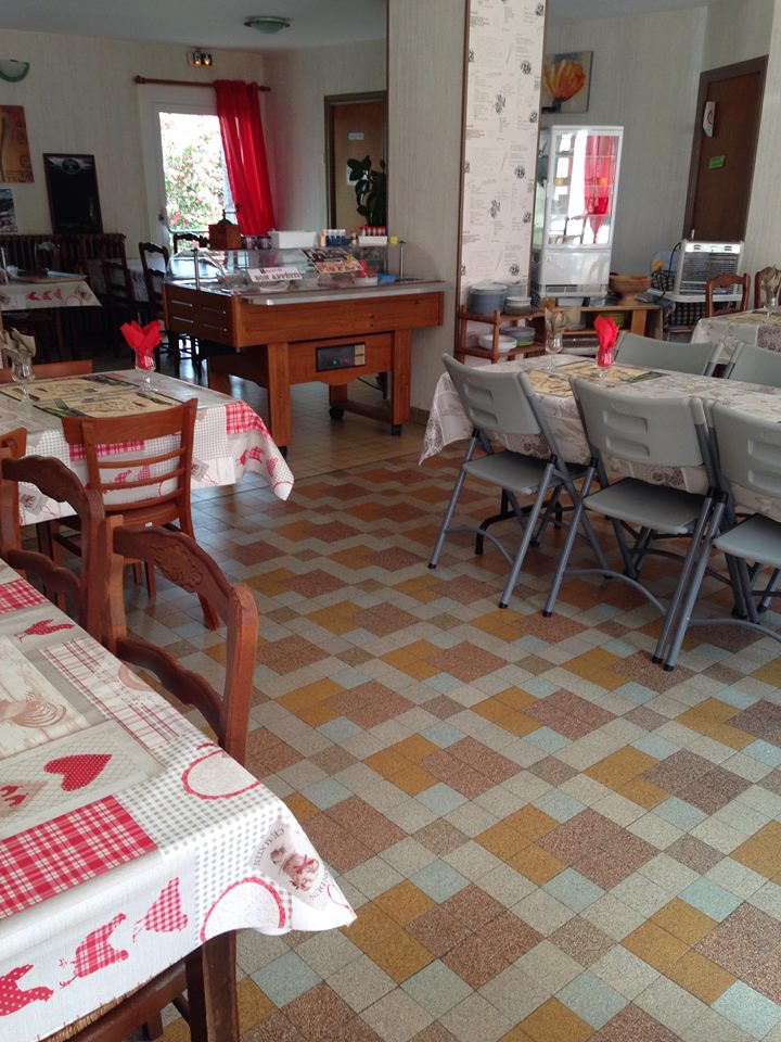 bar restaurant mur a la commune avec logement 55 couvert terrasse  parking en face fond de commerce menus ouvrier du lundi au vendredi repas améliore soir et weed ken