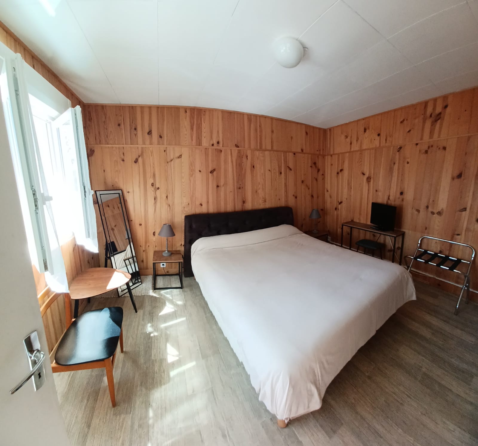 A vendre murs et fond 210 000€ motel de plain pied 12 chambres grand parking réception attenante sur 4300 m2 de terrain avec 4 boxs fermés. Licence 4.
Appartement 3 pieces avec jardin et grand grenier aménageable. Commission de sécurité passée le 20 septembre 2022 avis favorable valable 5 ans les 2 étoiles obtenues en décembre 2021 par atout france valable 5ans.
Possibilité de faire de la petite restauration. CA en hausse pour 2022.
A proximité de Sancerre Charite sur Loire et Gedelon