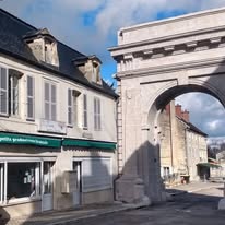 Vends Fond de commerce Primeur/Epicerie de producteurs.

Dotée d'une surface de vente de 40m² équipée de frigos, congélateur, rayonnages en caisses bois, et charrette de maraîcher ; d'une cuisine/laboratoire d'environ 15m², d'un coin bureau, rangements, vestiaire et sanitaires ; et d'une grande zone stockage de près de 70m².
Prix du Fond : 35K€.
Bail en cours. Loyer mensuel 650€ hors charges.
Seule épicerie de la ville, avec une large clientèle locale fidèle, c'est une belle affaire à développer, à fort potentiel. Idéal pour couple. 
Possibilité de logement sur place, loyer en supplément.
Il est également possible d'acquérir le bâtiment dans son ensemble (en plus du fond).

L'épicerie est située en Nord Côte d'Or, à Chatillon sur seine, charmante ville d'environ 5000 habitants, et proche d'un grand parking, des écoles, collèges et lycées, de la Médiathèque, et du centre ville.
Chatillon s/seine est une ville attractive et touristique (Musée du Pays Châtillonnais avec le Vase de la Princesse de Vix et qui accueille de nombreuses expositions, Les Sources de la Douix, Le Château du Maréchal Marmont, Crémants de Bourgogne...), nichée au cœur du Parc National des Forêts, et de ses nombreux sites touristiques.

Pour toutes questions et photos supplémentaires, n'hésitez pas à envoyer un mail à : lestresorsdenotreterroir@orange.fr