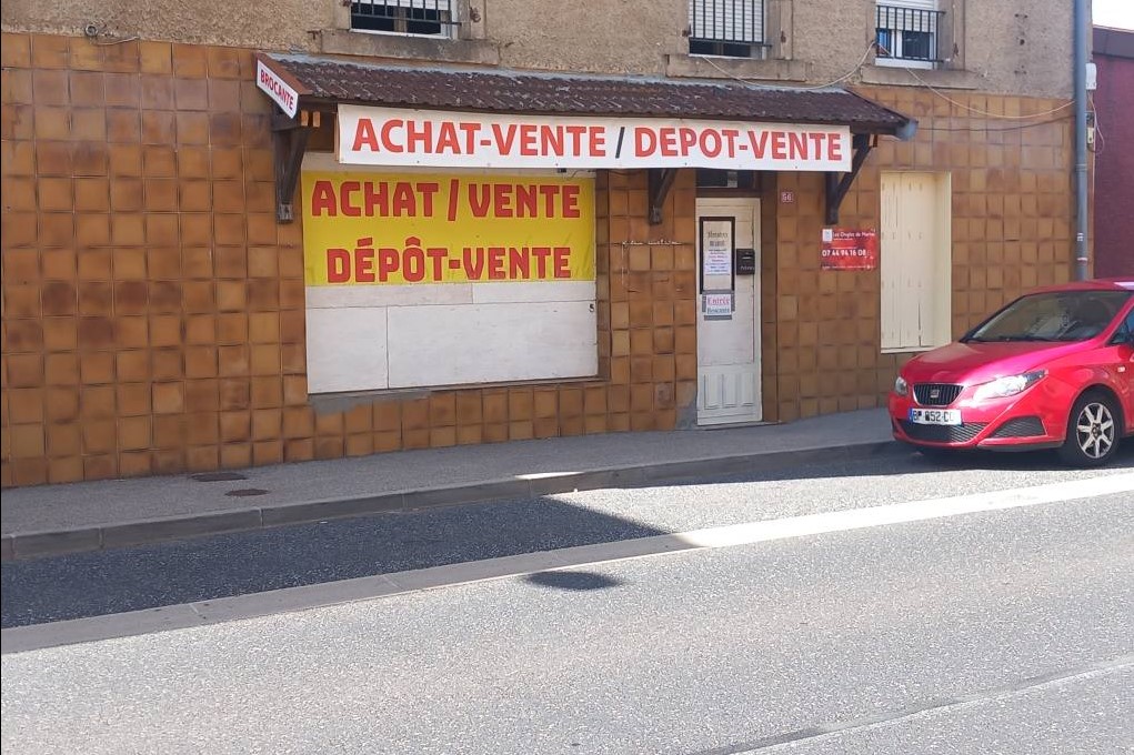 Vend fond de commerce brocante, dépôt-vente avec bail commerciale TOUT COMMERCES sauf nuisances sonores, visuelles olfactives.
L'emplacement numéro 1 en Haute-Loire car placé en bord de nationale sur la RN 88 entre Saint-Etienne/Aubenas, le passage est énorme sur cet axe avec les aller/venus des gens en provenance de Clermont-Ferrand/Lyon/Mende, et de tout le sud-Est voir même le Sud-Ouest!
En moyenne 10 000 véhicules par jour traversent notre charmant village.
Surface commerciale 140M2 + 2 réserves, WC accès handicapé avec lave main, surface Totale supérieur à 150M2.
Si votre clientèle est locale plus passagère cet emplacement est le mieux placé en Haute-Loire.
Travaux de rafraichissement à faire à la charge du repreneur.
De plus dans ce local vue sa disposition vous pouvez faire deux commerce, par exemple un magasin et un snack, ou  kebab, pizzeria dans la partie d'une quarantaine de M2 (photo 2) qui était une ancienne cuisine de restaurant équipée d'une sortie d'évacuation pour hotte qui sort sur le toit (à retubée avec de préférence tuyau inox).
Le prix de vente du fond est de 9800€00.
Le montant des loyers commerciaux sur Costaros est d'environ 7€/M2, celui de ce local est de seulement 250€00/Mois.