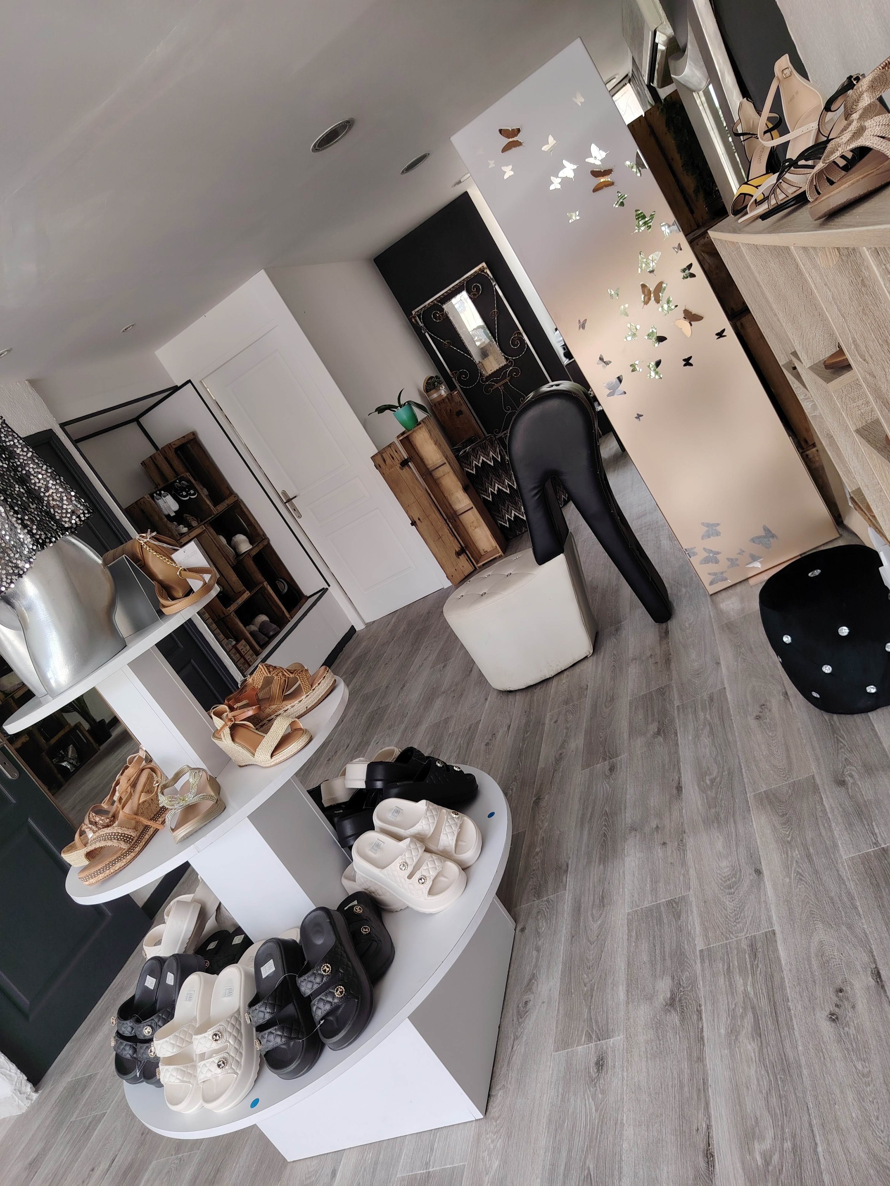 Vente petite boutique  de village en plein développement .
Cause de la vente  changement de projet en famille.
Reprise de bail 3/6/9 petit loyer 60m2 avec la réserve.
Très belle boutique très bien agencé .
Totalement rénové  il y a 3 mois peinture lino etc....
Le prix comporte tout le stock et le rayonnage .
Détail du stock après premier contact .
Je reste a votre disposition pour tout renseignement complémentaire.