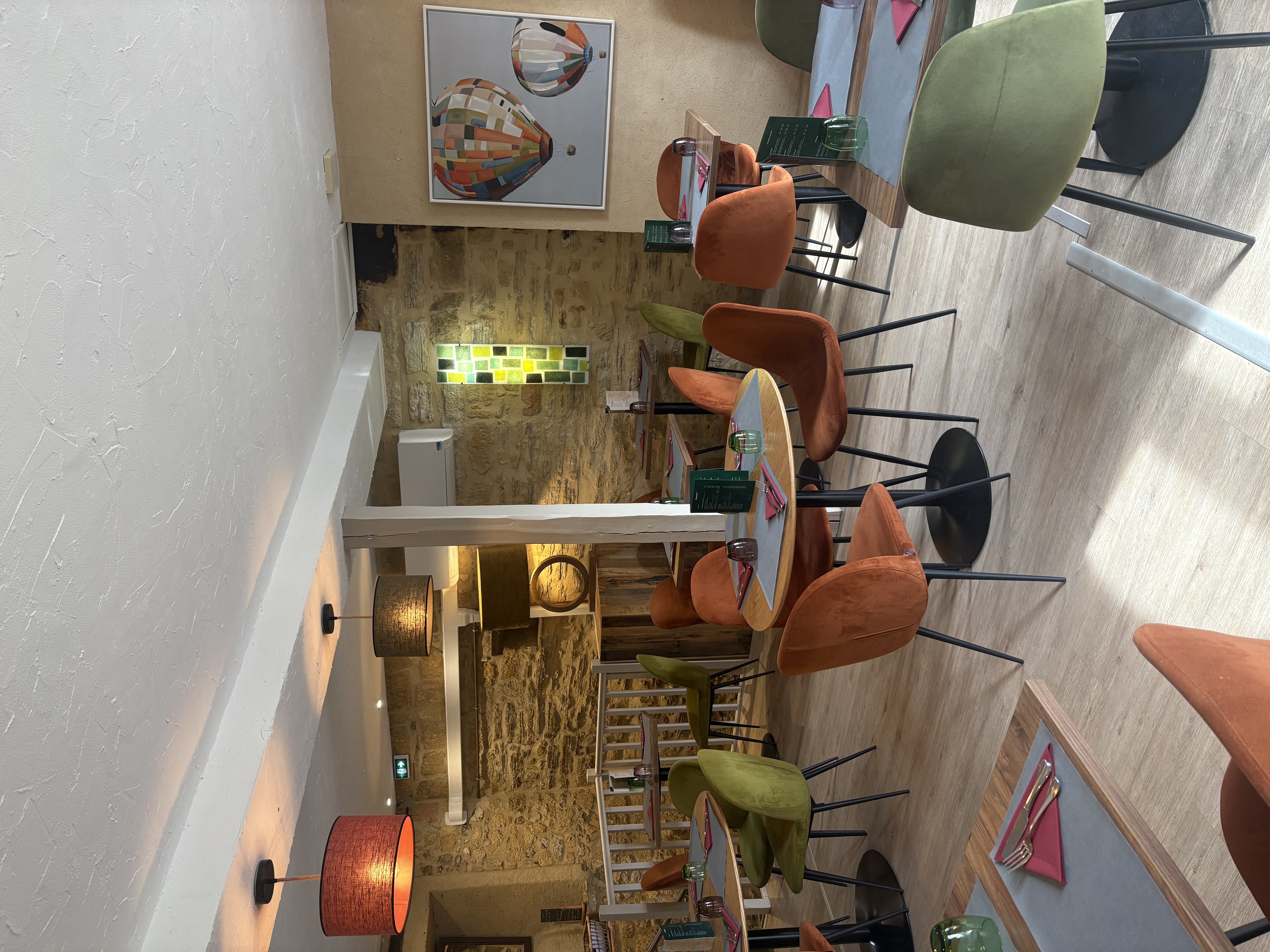 A vendre fond de commerce Bar/Restaurant (Licence IV) à Gourdon (Lot - 46), village touristique classé proche de Sarlat, Rocamadour et Cahors.

Restaurant ouvert toute l'année.

Excellente clientèle locale et touristique.

Belle affaire , en constante progression et avec du potentiel. 

D'importants travaux ont été réalisés en 2025 : rez-de-chaussée refait à neuf, cuisine (climatisée) incluse, plomberie et électricité refaites également à neuf.

Matériel de cuisine en très bon état (renouvelé en 2024)

Salle au 1er étage de 40 couverts, climatisée, 2 toilettes

2 terrasses : 1 terrasse côté rue de 60 couverts, et une terrasse au 1er étage au calme clos de murs de 20 couverts

Possibilité de racheter les murs du restaurant