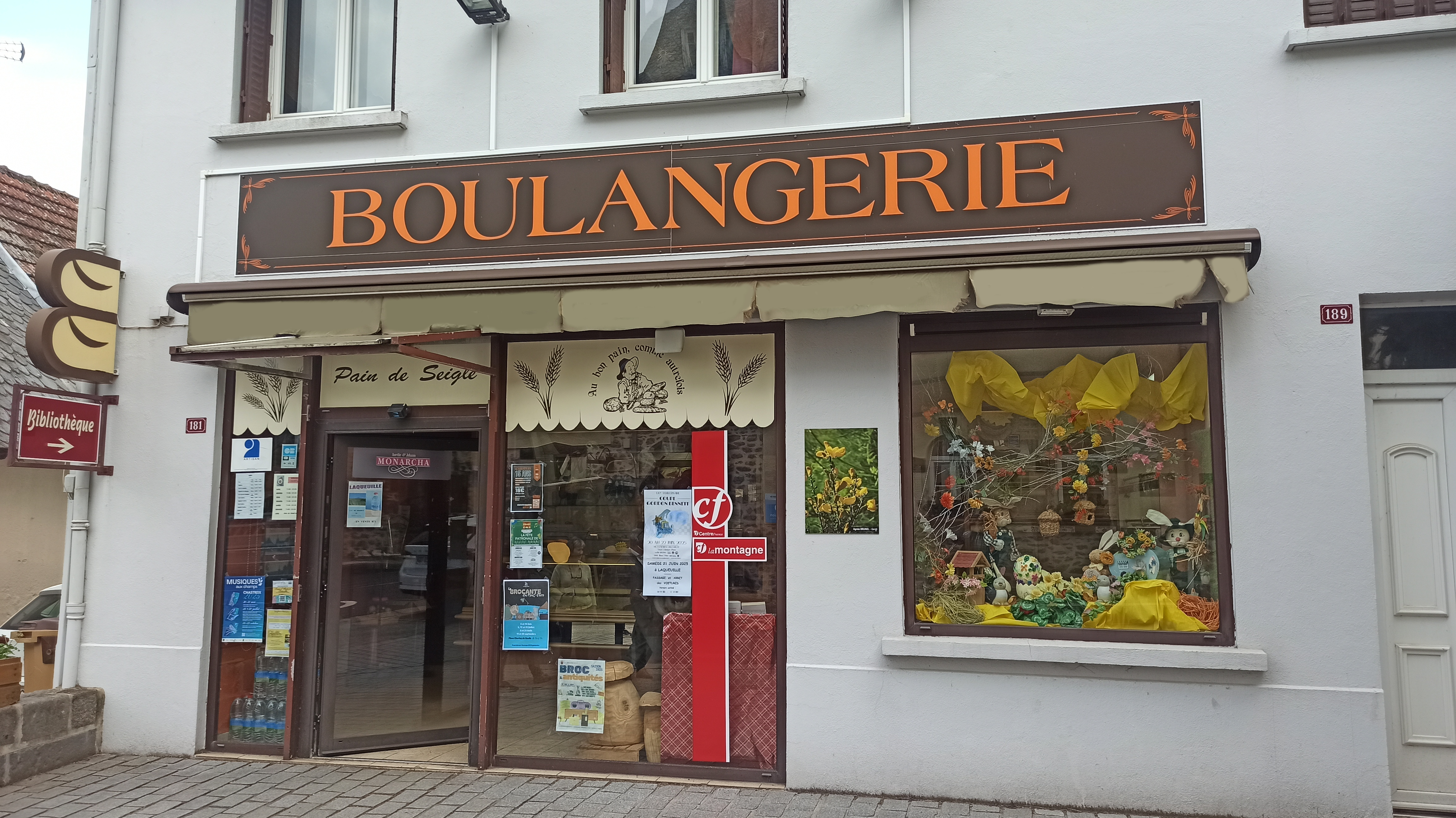 L’activité à reprendre est située sur la commune de Laqueuille (63820), dans le département du Puy-de-Dôme. 
Laqueuille est une commune de moyenne montagne (1 000 m d’altitude) située dans le Massif du Sancy. A ce titre, c’est une commune qui bénéficie d’un attrait touristique indéniable. 
Traversé par la RD 922, ce n’est pas moins de 3 800 véhicules jour qui traversent le bourg de Laqueuille en moyenne. 
La commune se situe par ailleurs à 5 km de l’échangeur N° 25 de l’A89 (Saint Julien Sancy). 
L’unique boulangerie-pâtisserie de la commune cherche un repreneur. La boulangerie est située dans le centrebourg de la commune, en bordure de RD922, profitant ainsi du flux important décrit précédemment. Elle est mitoyenne avec l’épicerie de la commune. Elle dispose de places de stationnement à proximité du commerce. 
Les murs de la boulangerie appartiennent à la commune. Seul le fonds de commerce est à acheter. Les murs sont loués sous la forme d’un bail commercial. Le loyer actuel est de 350 €. 
La boulangerie dispose à l’étage d’un logement attenant type F3 en bon état (deux chambres, salon/cuisine, salle de bail et sanitaires) dédié en priorité . Loyer modéré. 
Dans son fonctionnement actuel, la boulangerie fonctionne de la façon suivante : 
- vente de pain (fabriqué par l’exploitant dans une autre boulangerie à proximité) 
- fabrication et vente de pâtisseries et viennoiseries. 

La boulangerie est exploitée par le cédant depuis 2013. Elle est actuellement ouverte uniquement le matin et génère un chiffre d’affaire de 110 000 €. Elle possède donc un potentiel de développement du CA important. 

Par ailleurs, la mairie, propriétaire des murs, souhaite réaliser des travaux de réhabilitation de la partie fournil pour permettre la fabrication du pain, des pâtisseries et viennoiseries sur place. La mairie souhaite au préalable trouver un repreneur pour que ce projet soit co-construit avec le futur exploitant. 

La durée des travaux est estimée à un an soit une ouverture de la nouvelle boulangerie au plus tôt au printemps 2026 (échéance liée à la date de validation de la candidature par le repreneur).  

A l’issue des travaux, la boulangerie devrait bénéficier : 
-	d’un espace de vente d’environ 30 m² (espace existant, travaux de rafraichissement uniquement) 
-	d’un espace pour la pâtisserie d’environ 20 m² 
-	d’un fournil d’environ 80 m² 
-	d’un espace de vie d’une 10aine de m². 

La boulangerie sous sa forme actuelle dispose du matériel suivant : pétrin, diviseuse, façonneuse / repose pâtons, chambre de fermentation, tour réfrigérée et vitrines du magasin. Le matériel est compris dans le fonds de commerce. 
Dans le cadre des travaux de réhabilitation de la boulangerie, il est estimé qu’il sera nécessaire, pour le futur exploitant, afin de fabriquer sur place, d’acquérir un four ventilé, un four à pain et un batteur (voire une chambre froide supplémentaire). 

L’achat par le futur exploitant de ce matériel peut bénéficier d’une subvention de 30%, plafonnée à 15 000 € (accompagnement de l’exploitant par la collectivité pour les démarches de demandes de subvention).  
Montant du fonds de commerce : 50 000 € 
 
La commune : Laqueuille est un paisible village logé sur les contreforts du Sancy. Il est célèbre par son fromage à pâte persillée : le bleu de Laqueuille, qui a donné naissance au bleu d’Auvergne (un musée dans le bourg raconte cette histoire). Situé à 1000 mètres d’altitude, au sein du Parc Naturel Régional des Volcans d’Auvergne, ce village compte environ 400 habitants. Son territoire s’étend des plateaux d’estives qui bordent la Banne d’Ordanche (ancienne cheminée de volcan – 1512 m) ou le Guéry jusqu’aux limites des Combrailles plus bocagères. 
La commune de Laqueuille dispose d’une école élémentaire qui compte à ce jour 58 élèves. Existence également d’une micro-crèche à 3 km. La commune dispose d’un restaurant réputé, d’une agence postale communale et de services médico-sociaux.
 
La commune de Laqueuille se situe : 
-	à 45 minutes de la métropole Clermontoise 
-	à 12 minutes de la ville de la Bourboule (trois supermarchés, piscine, cinéma, ….) 
-	à 7 minutes de Rochefort-Montagne (collège et lycée, nombreux services de santé, supermarché, espace France service ,….). 
La commune de Laqueuille appartient à la Communauté de communes de Dômes Sancy Artense, qui propose de nombreux services à la population, services répartis sur tout le territoire des 27 communes, de la petite enfance jusqu’aux personnes âgées (centre de loisirs, micro-crèches, accompagnement des porteurs de projets, gestion de foyers de ski de fond, infrastructures sportives et touristiques, portage de repas et aide à domicile, saison culturelle et salle de spectacles, ludothèques et médiathèques, ……).