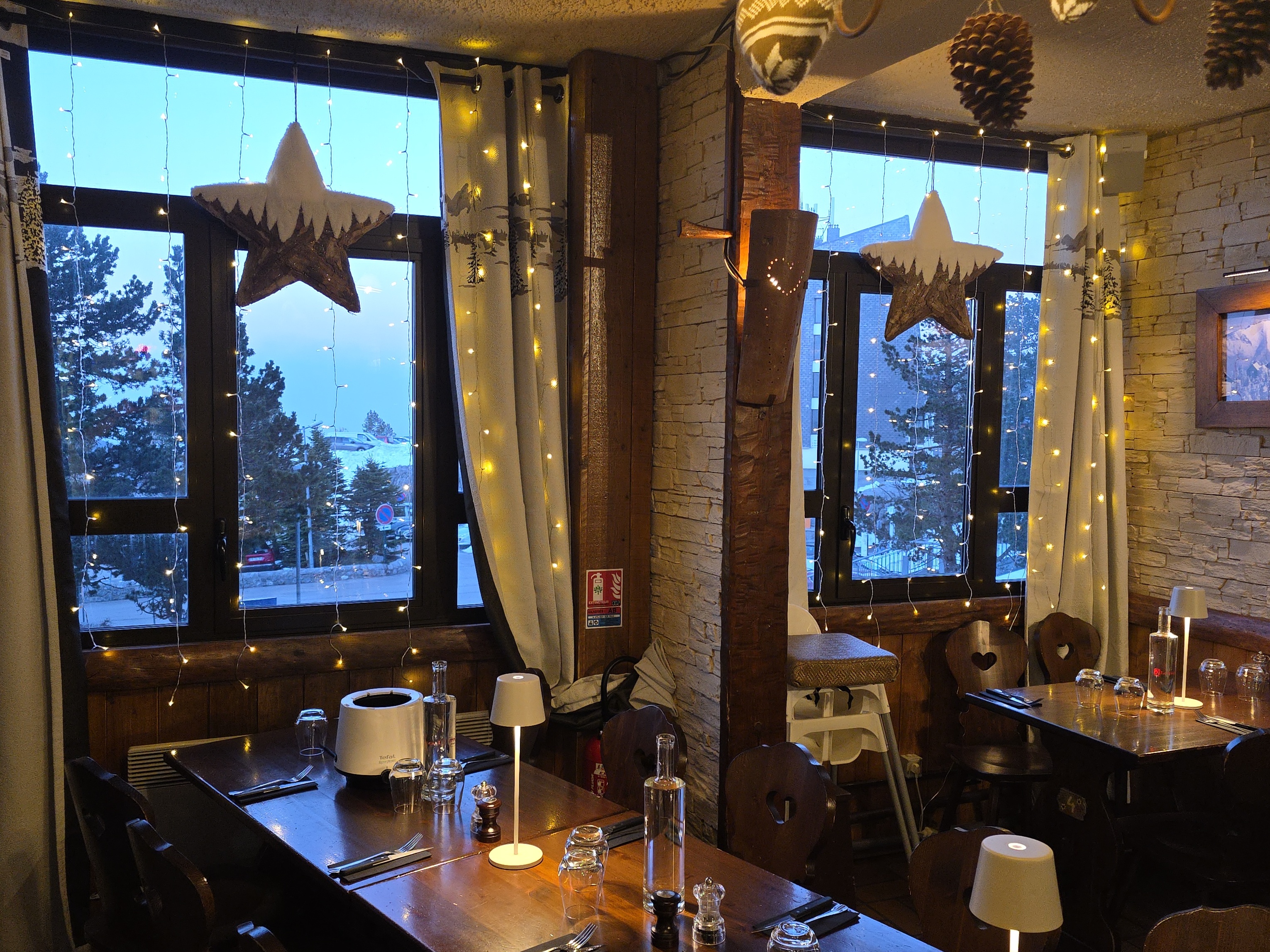 Restaurant pizzeria en station de ski dans les Pyrénées atlantique (la pierre st martin)
Capacité de 36 places
Ouvert de decembre a avril
Licence IV 
Pret a travailler avec tout le materiel qui est en bon etat

Bonne activité nous sommes en place depuis plus de 16 ans
Clientèle fidèle avec beaucoup d espagnol car la station est frontalière 

Spécialités de montagne, pizza, grillade, brochettes suspendues ...

Possibilité d acheter les murs et un appartement au dessus.