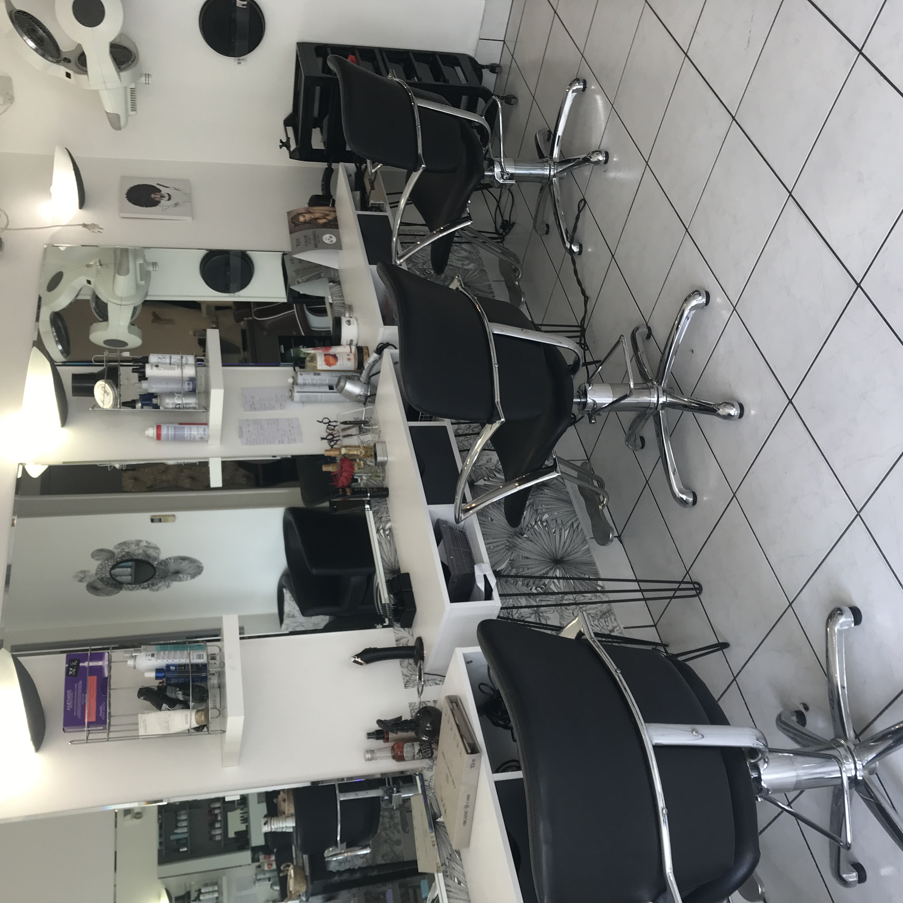 Salon agréable et lumineux ,4 places de coiffages plus 1 place barbe , 2 bacs massants ,grande reserve, proximité tous commerces , parking .bonne clientele ,peu encore evoluer.Appartement  comprenant une piece a vivre , cuisine,2 chambres , sdb . Loyer tres intéressant