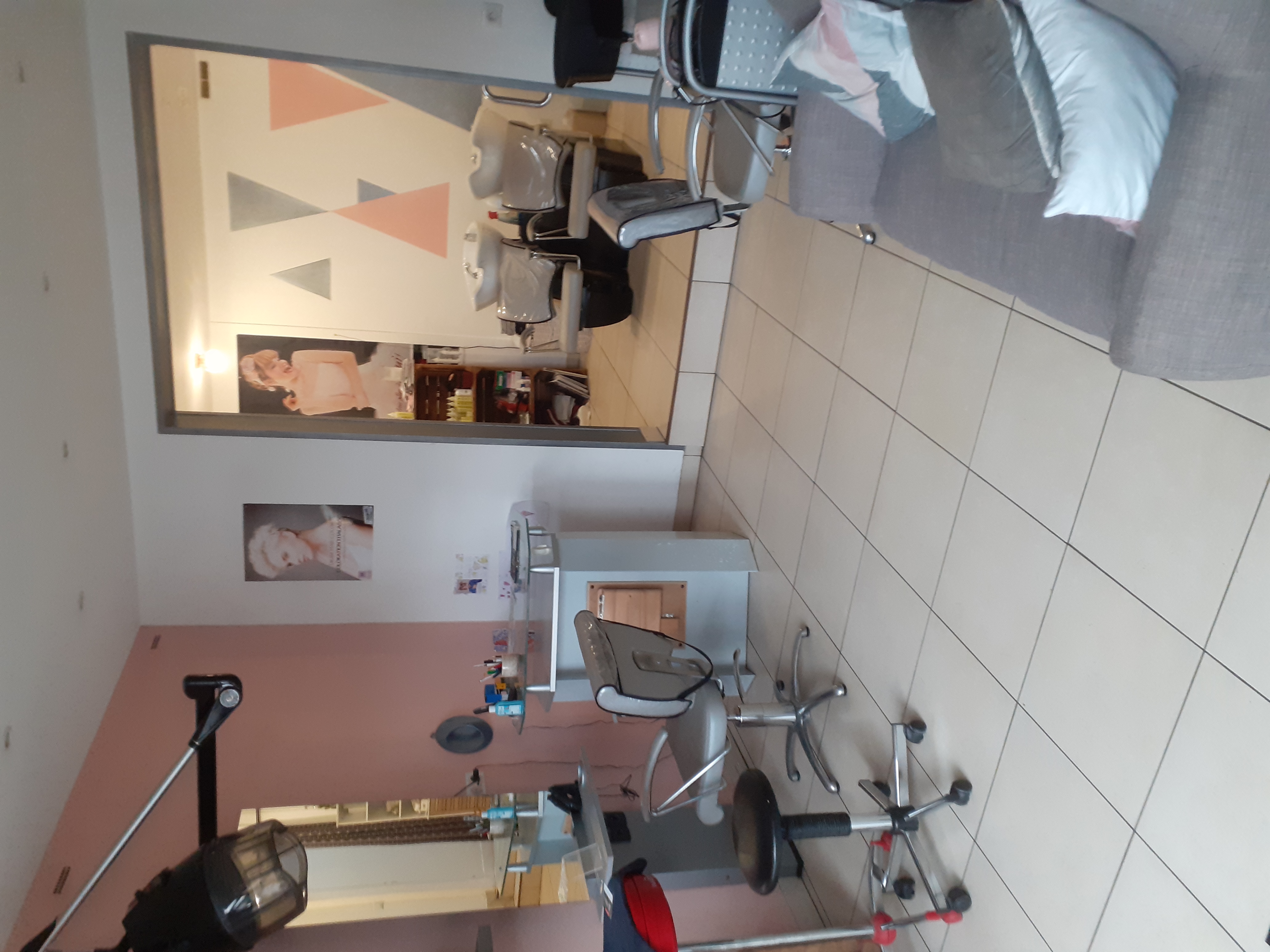 A louer salon de coiffure au centre du village avec divers autres commerces école maternelle, élémentaire et collège.
le salon de 40m² se compose d'une pièce avec 2 bacs à shampoing, ouverte sur une autre pièce avec 2 postes de coiffage femme et un poste homme, un WC, une petite salle servant de remise et une petite cours(24m²).
loyer 300€ par mois. 
Possibilité si intéressé de racheter le matériel en place.