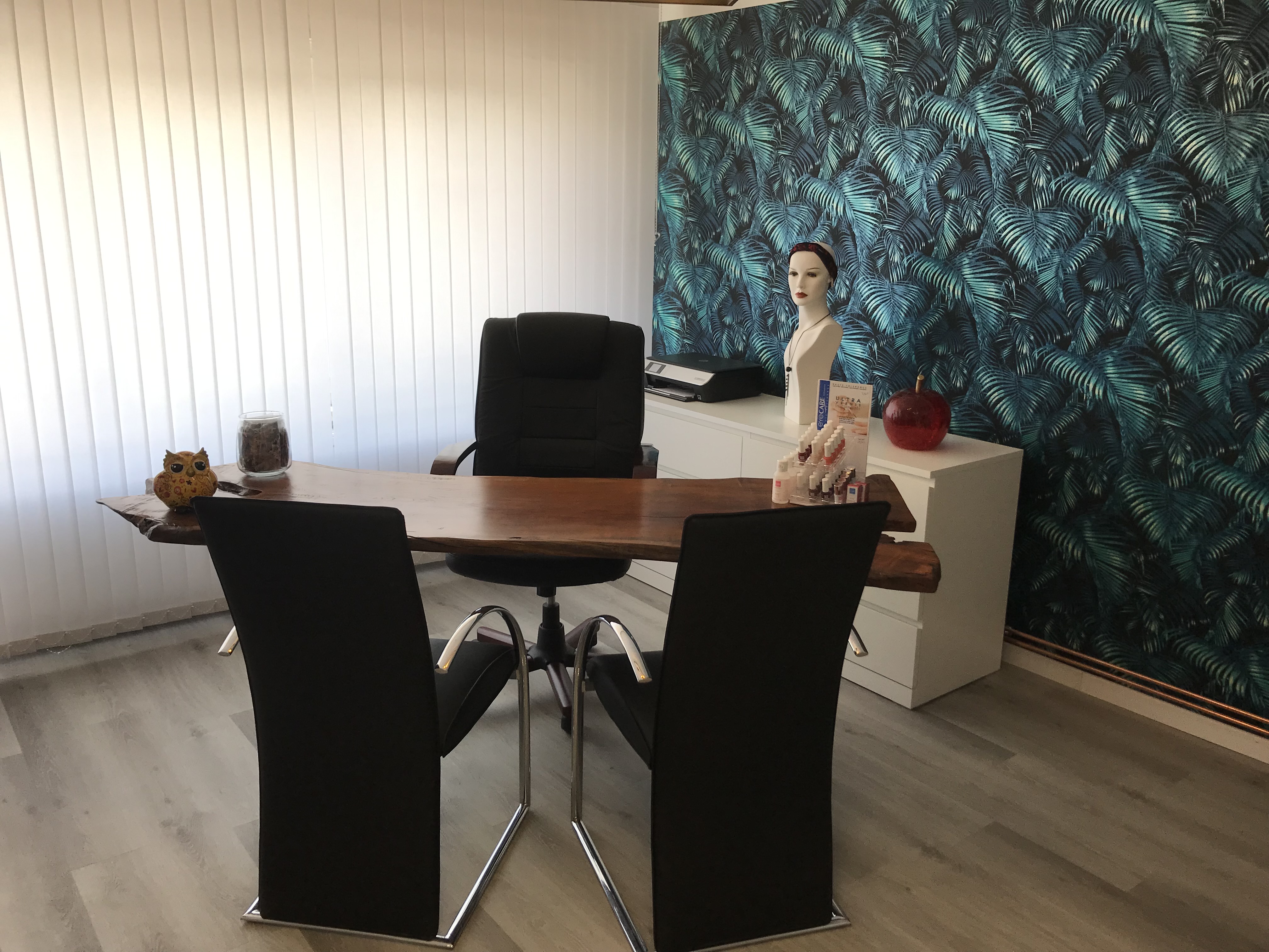 Après 22 ans de métier mais pour raison de santé, je vends mon fond de commerce salon de coiffure/perruques à fort potentiel qui se trouve dans la commune de Rémelfing (57200 - environ 1300 habitants).
Le local de 85 m2 est idéalement situé en plein carrefour avec un grand passage et a été refait à neuf en août 2021.
Très lumineux et très bien isolé, il dispose de 4 pièces (1 dédiée à la coiffure, 1 seconde pour les perruques, 1 salle d'attente et 1 local technique/cuisine) + 1 WC. Cet agencement atypique vous offre de nombreuses possibilités de travail (faire comme actuellement 1 partie coiffure et une autre perruque, ou bien 2 parties coiffure, ou même créer un secteur esthétique,...).
Possibilité de former le/la repreneur(se) à la perruque et une immersion au sein du salon peut être largement envisagée afin de présenter aux clients le/la nouveau/nouvelle dirigeant(e).
Clientèle très fidèle, locale et agréable!
Pas d'employé à reprendre mais possibilité de créer un second poste.
Accessibilité PMR.
Avec ou sans stock.
Ecoles maternelle et primaire.
Parkings gratuits.
Nombreux commerces de proximité à haut potentiel (boulangerie, pharmacie, restaurant, café, fleuriste, taxi, infirmières, ...).
A 5 min de la ville de Sarreguemines (57200 - environ 20 300 habitants) et de ses super/hypermarchés.