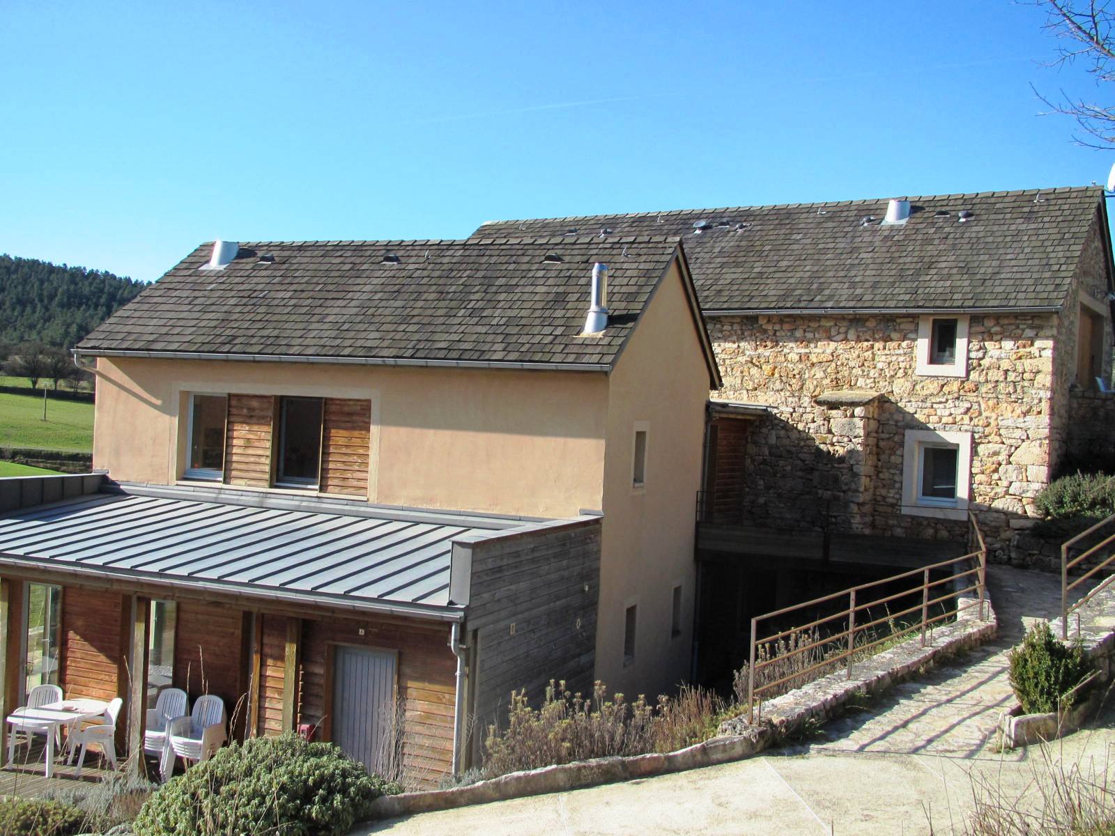 A reprendre (cause départ en retraite), Gite de groupe (24 personnes) conçu et réalisé par un cabinet d’architectes en 2004.
L’établissement a été crée au sein d’une ancienne bergerie entièrement restaurée dans les normes en vigueur avec une extension attenante. Le tout formant un seul et même bâtiment sur trois niveaux.
Le gite est situé au sein d’un petit hameau typique du causse de Sauveterre à 10 minutes de l’A75 reliant Clermont-Ferrand à Montpellier, à 10 minutes des Gorges du Tarn et à proximité de nombreux sites touristiques majeurs, l’établissement exposé plein sud bénéficie d’un excellent emplacement et d’un environnement naturel de qualité.
L’ensemble immobilier offre une surface de 345 m² habitable répartie sur 3 niveaux autonomes, communiquant et indépendants. Le gite, labellisé « Tourisme et handicap » depuis 2005 est intégralement accessible PMR. 
Implanté sur un terrain de 2600 m², chaque niveau bénéficie d’un espace extérieur privatif en complément d’un joli jardin d’agrément et d’une aire de stationnement pour l’ensemble de l’établissement.
Clientèle nationale très diversifiée (groupes amicaux, familiaux, sportifs, associatifs, handicap).
Établissement ouvert à l’année avec un réel potentiel de développement supplémentaire sur les plateformes de réservation nationales et internationales (Airbnb, Booking, TripAdvisor … ) et les réseaux sociaux volontairement non exploités par les propriétaires à ce jour.
Possibilité d’occuper un logement privé sur place (Niveau 2).
 
Établissement immédiatement opérationnel. Pas de travaux à prévoir dans le cadre de la reprise. Gestion rigoureuse. Réel potentiel d’exploitation et de développement.