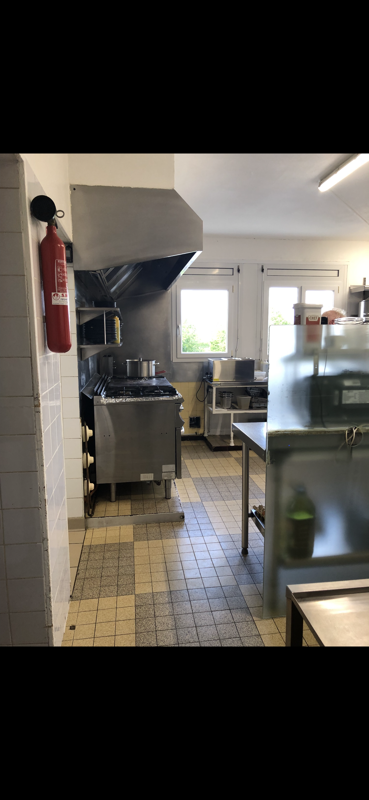 Opportunité rare – Ensemble immobilier de caractère avec activité en place

Situé à Laffaux (02880), dans un cadre chargé d’histoire (chemin des dames) et verdoyant, le Moulin de Laffaux est un établissement de charme actuellement exploité en restaurant et hébergement.

📍 Localisation

À proximité des grands axes, dans un environnement calme et touristique, idéal pour restauration, hôtel, événements ou projet de reconversion.

🏢 Description du bien

* Ensemble immobilier de type moulin entièrement exploité
* Activité de restaurant + hébergement
* Capacité d’accueil d’environ 120 couverts
* Bâtiment principal d’environ 300 à 500 m² (estimation selon configuration actuelle)
* Espaces de restauration, cuisine professionnelle, chambres, dépendances
* Stationnement sur site

🌿 Potentiel

* Restaurant traditionnel ou gastronomique
* Hôtel / chambres d’hôtes (12 actuellement)
* 2 Appartements au dernier étage 
* Lieu événementiel (mariages, séminaires, réceptions)
* Projet touristique ou reconversion professionnelle

⭐ Points forts

* Site historique et atypique
* Activité déjà existante
* Bonne capacité d’accueil
* Fort potentiel de développement

💰 Prix

230 000€ fond de commerce + mur du restaurant / hôtel 330 000€

Les murs peuvent être mis en location / aucune obligation d’achat de mur

📞 Contact

Merci de me contacter pour plus d’informations, photos ou visite.
Pour les simples curieux ou personnes n’ayant pas les fonds merci de ne pas nous contacter