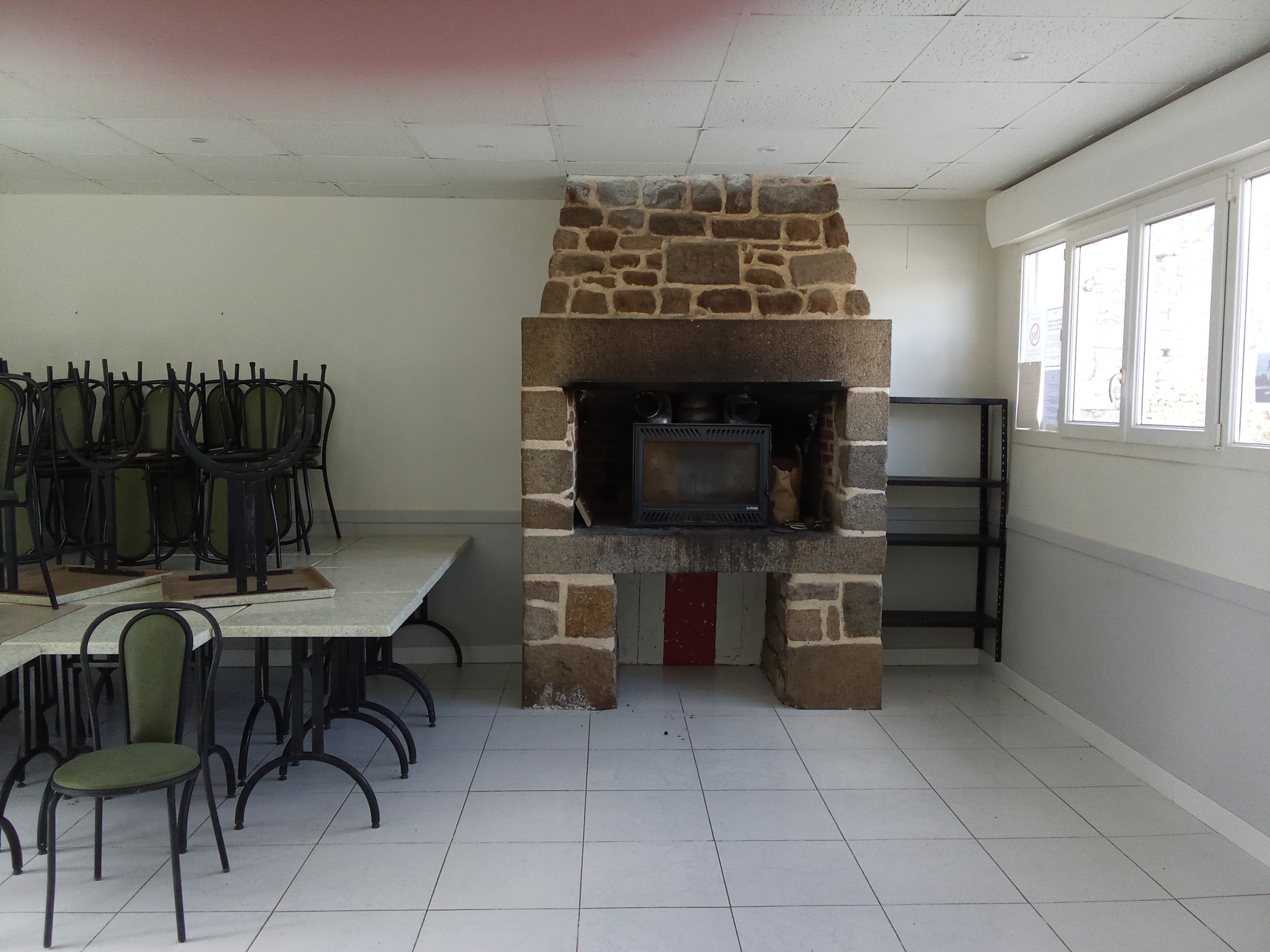 Le Luot, commune rurale de 301 habitants proche de Avranches, recherche personne motivée pour reprendre son commerce en location gérance : restaurant, bar (licence IV), potentiel pour développer d’autres services (dépôt de pain, épicerie …).
Le bien proposé est composé de :

Un local commercial : une partie bar ouvert sur une salle de restaurant (pour 30-40 couverts) agrémentée d’une belle cheminée en pierre avec insert, une seconde salle (pour 30-40 couverts également), une terrasse extérieure et un parking.
Cuisine totalement équipée, tables, chaises et vaisselle. Licence IV. 
Un logement (maison mitoyenne) composé de :
	Au sous-sol : garage, chaufferie.
	Au rez-de-chaussée : un salon-séjour, cuisine, cellier, W.C.
	À l’étage : trois chambres, salle de bains.
	Grenier au-dessus.
	Petit jardin d’agrément derrière le logement.

Clientèle locale à fidéliser, cuisine familiale et menus ouvriers à privilégier et à développer, avec un réel potentiel.
Compétences indispensables : vous devez avoir des diplômes dans le domaine de la restauration et/ou de sérieuses références et savoir tenir une comptabilité.
Si vous êtes d’un tempérament entreprenant, ouvert aux autres, disponible, avec un esprit rural et le sens de l’accueil, merci de nous adresser dans un premier temps votre candidature, en nous précisant de façon détaillée :
	Votre expérience et celle de votre conjoint(e) si vous souhaitez vous installer à deux
	Vos formations (scolaires et autres) 
	Pourquoi vous souhaitez vous installer chez nous, surtout si vous n’êtes pas dans notre secteur géographique
	Si vous avez déjà un projet pour l’établissement…
Aucune visite ne sera organisée sans ce minimum d’information.
Locaux disponibles de suite.
