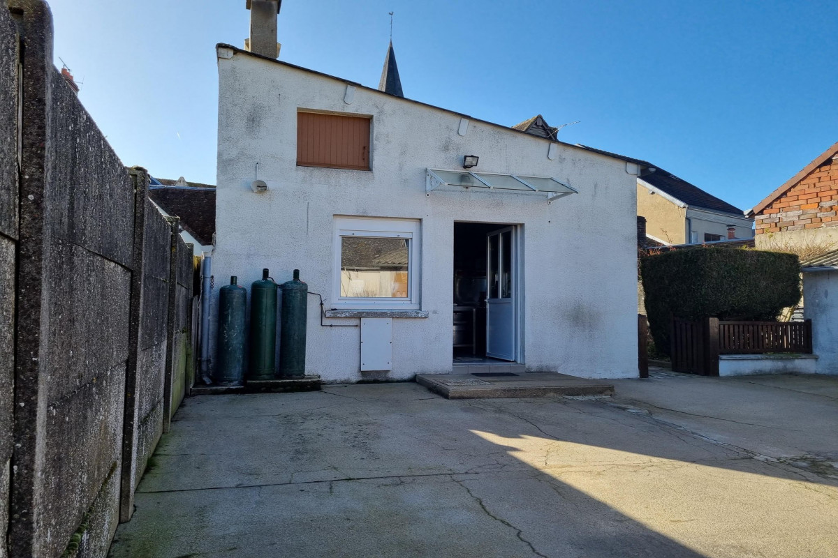 Cause retraite, à vendre fond de commerce charcuterie traiteur et les murs situé en Beauce et Perche. 
Habitation comprenant 1 cuisine, 1 séjour, 3 chambres. 
Possibilité de développer l'activité traiteur et boucherie.