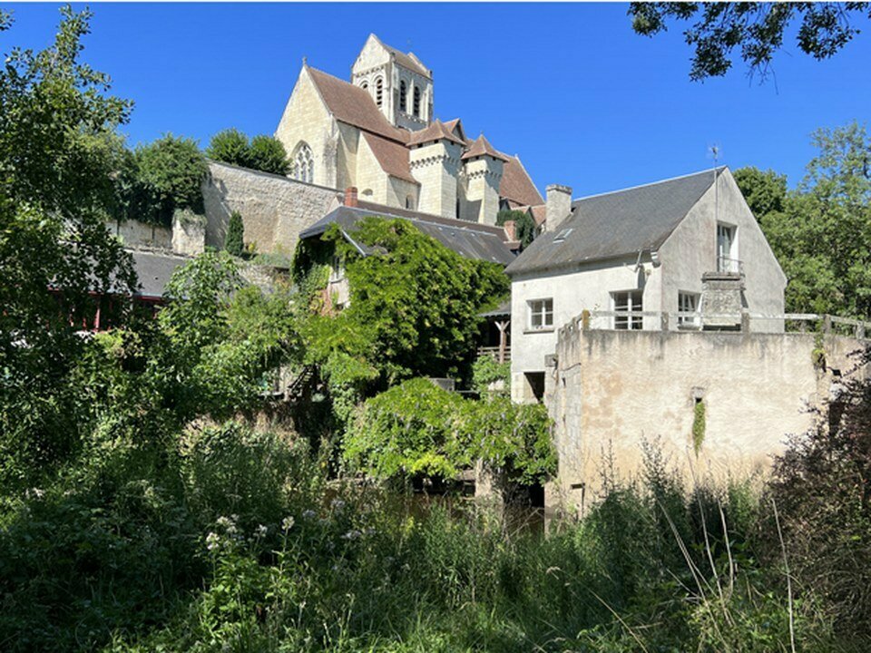 Appel à candidatures de la ville de La Roche-Posay pour l’implantation d’un projet touristique, de loisirs, éducatif ou commercial dans un ensemble de moulins entouré de verdure à proximité immédiate de la rivière Creuse.

Description du bien :

Au cœur de la cité thermale de La Roche-Posay, un ensemble immobilier composé d’un ancien moulin à tan et d’un ancien moulin à farine est mis à disposition pour accueillir un projet vecteur d’attractivité. Implanté sur les berges aménagées de la Creuse, à proximité immédiate des flux de promeneurs et des activités de loisirs, il bénéficie d’atouts majeurs pour une offre touristique.

Idéalement situé dans le centre de la cité, avec un accès privilégié aux îles de la Creuse, le site offre un potentiel unique pour un projet touristique, éducatif ou commercial. Les initiatives retenues devront contribuer à l’animation de la station et renforcer son attractivité auprès du grand public.

Le site propose plusieurs espaces pouvant être dissociés : un ou plusieurs projets pourront être retenus selon les usages des différents espaces.

Activités prioritairement visées :
- Intérieur : activités de loisirs, thématique en lien avec l’histoire du lieu et/ou de son environnement naturel, immersion digitale à intégrer.
- Garage et hall : café, guinguette ou lieu de rencontre, à articuler avec l’activité principale.
- Îles alentours : activités de loisirs de pleine nature, valorisation de la biodiversité et de la nature.
 
Surface du bien :

L'ensemble se compose de quatre parties :  
- Le moulin à farine : 130 m², avec une grande salle en sous-sol de 83 m² ouvrant sur les îles de la Creuse et abritant un four à pain, un niveau rue avec salon, cuisine et terrasse de 90 m², et un étage avec chambre. 
- Les appentis : un hall de 63 m², entièrement ouvert, surplombant un bras de la rivière et reliant les deux moulins. 
- Le moulin à tan : environ 120 m², devenu maison d'habitation, avec pièces de vie au rez-de-chaussée et deux chambres à l'étage. 
- L'ancienne scierie : un garage de 60 m², entièrement restauré. 

Le détail des surfaces par niveau et les plans sont disponibles dans le dossier de l'appel à projet.

Localisation :

La Roche-Posay, station thermale nichée au cœur de la campagne poitevine, est labellisée Station de Tourisme et Station Verte. Elle allie patrimoine et bien-être : château, porte médiévale et ruelles étroites, thermes et spa au cœur de l'expérience, casino, hippodrome, golf 18 trous et salle de spectacle Acropolya. La ville est aussi portée par des entreprises de renom, comme L'Oréal et sa gamme de cosmétiques La Roche-Posay. 

Sur le territoire de Grand Châtellerault, en Nouvelle-Aquitaine, elle bénéficie d'un emplacement touristique idéal : 
- à 20 minutes de Châtellerault, de sa gare TGV et de la sortie A10 (axe Paris-Bordeaux) 
- à 15 minutes d'Angles-sur-l'Anglin (Plus Beaux Villages de France) et de son Roc-aux-Sorciers 
- à 35 minutes de l'abbaye de Saint-Savin, inscrite au patrimoine mondial de l'UNESCO 
- à 40 minutes du Futuroscope 

Conditions d'acquisition :

Trois options d'occupation, en tout ou partie du site selon l'activité via un bail commercial (conditions à définir en fonction des aménagement nécessaires). 

Option 1 : exploitation de l'ancien moulin à tan, du garage et du hall 
Option 2 : exploitation de l'ancien moulin à farine et de l'accès aux îles 
Option 3 : exploitation de l'ensemble du site 
Calendrier prévisionnel : 

Clôture de la réception des candidatures le 31 décembre 2026 
Entretiens de présélection au 1er trimestre 2027  
Début d'exploitation attendu à l'été 2027. 
Aides et accompagnement : 

Accompagnement personnalisé à la structuration du projet, à la consolidation des financements et à l'accueil sur le territoire ; accompagnement de l'Office de Tourisme et du Thermalisme pour la commercialisation, la communication et la mise en réseau ; appui pour obtenir la labellisation de l'offre. 

Appel à projet à télécharger en cliquant ici : https://www.pole-implantation-tourisme.org/wp-content/uploads/2026/10/Dossier-de-site-Moulin-La-Roche-Posay.pdf

Caractéristiques / Atouts :

- Un site d'exception : deux anciens moulins sur les berges de la rivière Creuse, en plein cœur de la cité thermale, un décor idéal pour une immersion thématique. 
- Des espaces modulables : trois options d'occupation et des espaces dissociables, pour un ou plusieurs porteurs de projet. 
- Un flux de visiteurs : à proximité immédiate des espaces de loisirs, au cœur d'une station thermale reconnue. 
- Un territoire bien desservi : gare TGV et A10 à 20 minutes 
- Un accompagnement sur mesure : structuration du projet, financements, accueil de la famille, commercialisation avec l'Office de Tourisme et du Thermalisme, labellisation.