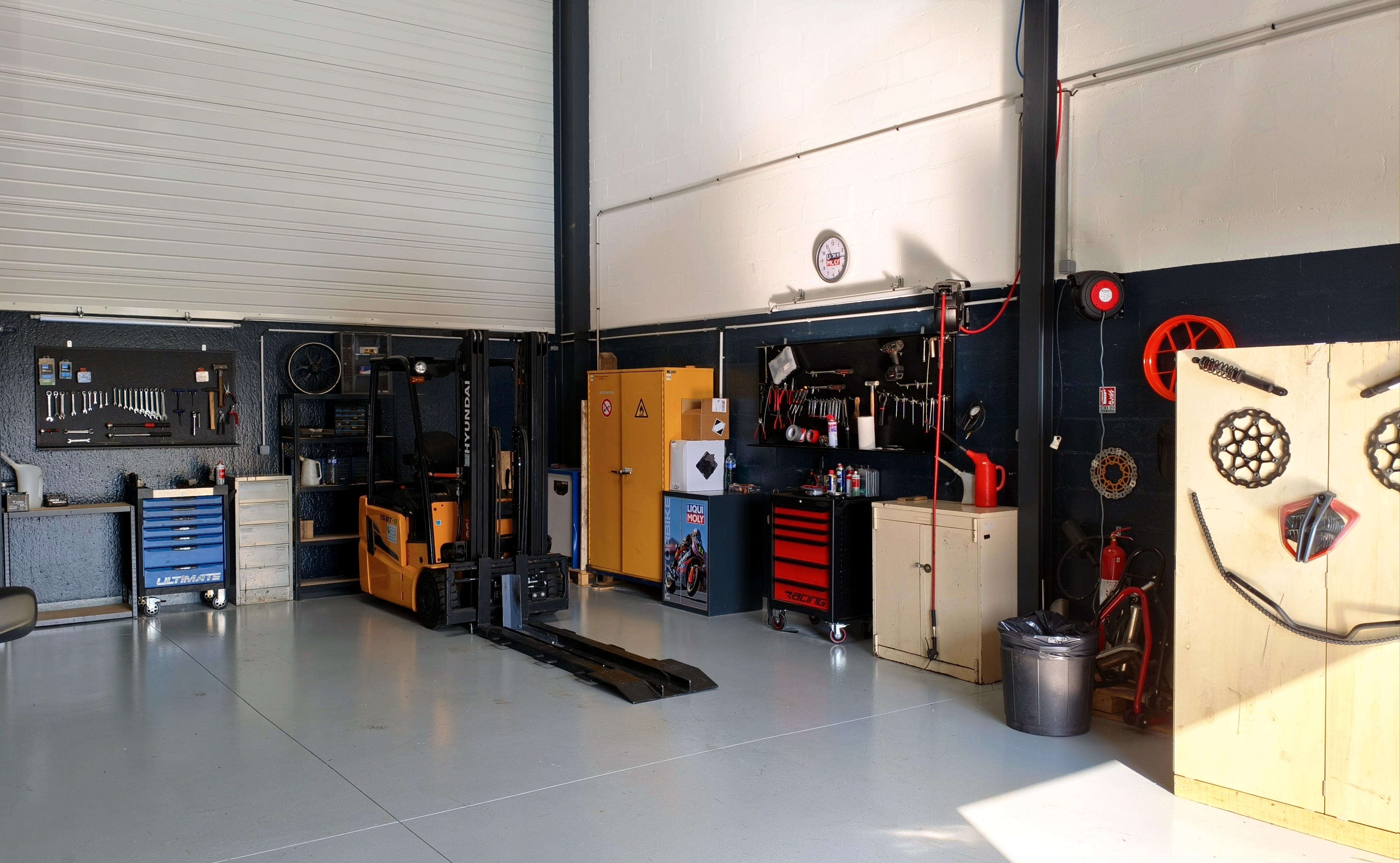 À céder, fonds de commerce d’un garage moto en pleine activité, bénéficiant d’un emplacement stratégique et d’une structure parfaitement adaptée aux métiers du deux-roues.

Garage clé en main et immédiatement opérationnel. L'équipe est actuellement constituer d'un responsable, d'un mécanicien qualifié et d'un apprenti.

Surfaces :

🔧 Surfaces total ~ 350 m²
• Surface RDC : Accueil / Dépôt-vente / Atelier  : ~ 200 m²
• Surface 1er étage : Atelier / Stockage : ~150  m²

Équipements de l'atelier :
• 1 élévateur.
• 2 tables élévatrices.
• Compresseur.
• Démonte-pneus automatique avec bras d’assistance.
• Équilibreuse.
• Extracteur de fumée professionnel.
• Nombreuses pièces et équipements atelier.

Activités actuellement exploitées :
• Mécanique et entretien moto
• Dépôt-vente moto

Local idéal pour :
Garage moto, préparateur, spécialisation (custom, restauration, etc.).

💶 Loyer : 4450 € ttc

📑 Prix du fond de commerce : 80.000€

Dossier de présentation et photos complémentaires disponible après premier contact sérieux.
Curieux s'abstenir.