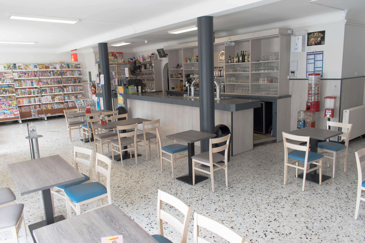 Vend, dans joli village de l'Avesnois, bar, tabac, PMU, FDJ, Presse, Point relais, Point Nickel, intérieur refait entièrement en 2019,  Grand logement, libre brasseur, gros potentiel de développement, seul dans le voisinage, très bon bilan. Pour plus d'informations me contacter.