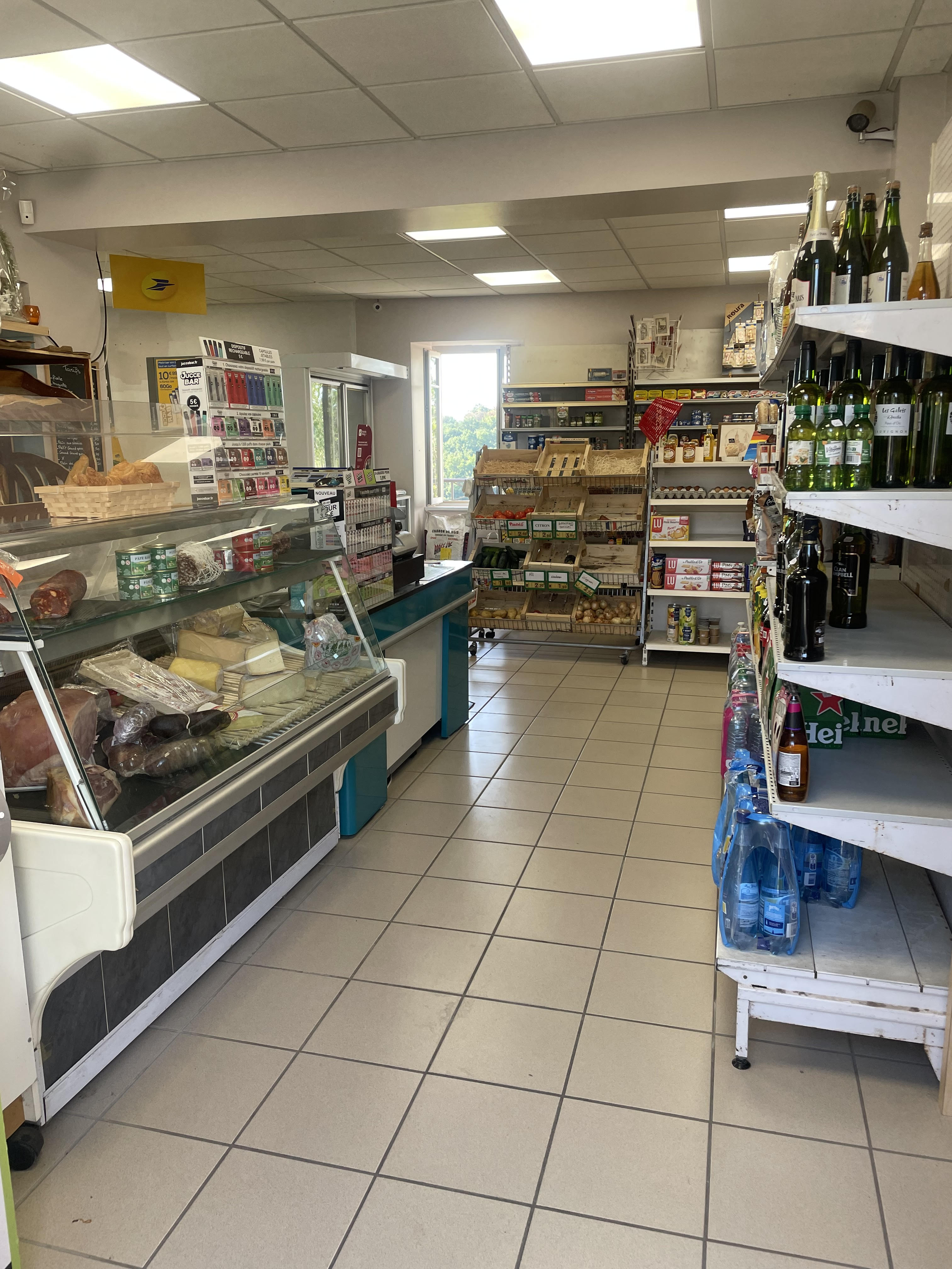 Vends fond de commerce d'une épicerie/bar multi-services "sans enseigne" en plein cœur du village de Caumont (82).
Petit village de 350 habitants qui comprend une école maternelle avec regroupement scolaire.
L'épicerie avec sa clientèle fidèle composée majoritairement de particulier ainsi que de collectivités,associations locales et entreprise,propose différents services dans ces 129m2 tel que :
- L’alimentation générale, fruit et légumes, vitrine de charcuterie et fromage a la coupe, dépôt de pain et pâtisserie, dépôt de gaz. (60m2)
- Service rôtisserie
- Service de colis "Mondial relay" et "coli prive"
- Café bar avec licence IV
- Une agence postale communale ( revenue fixe)
- Une réserve de 35m2 avec chambre froide
- Buvette a la fête du village
Les murs appartiennent a la commune avec un loyer modère.

Pour toutes questions, n'hésitez pas à me contacter.