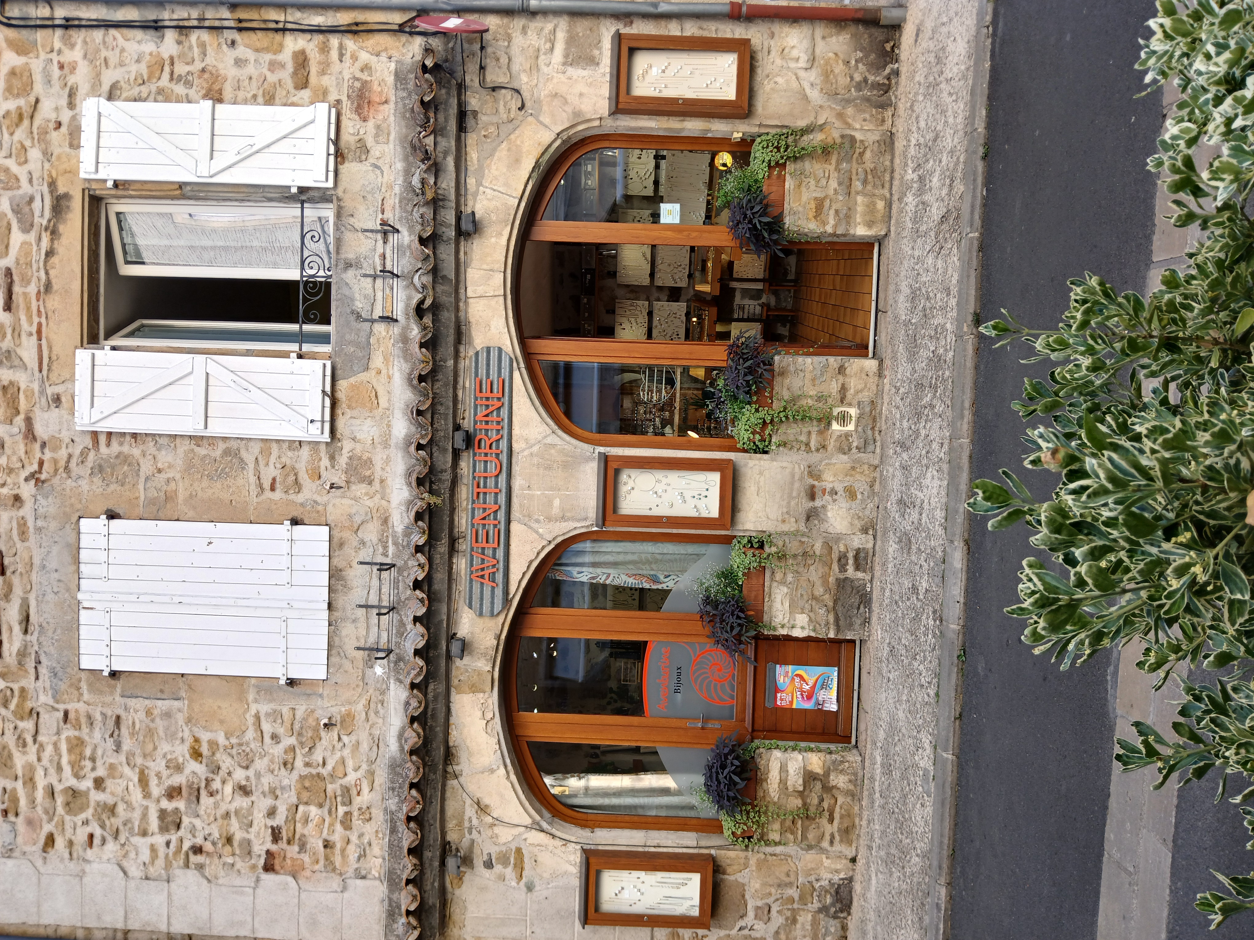 Opportunité rare pour un(e) passionné(e) de bijoux, de pierres naturelles ou d’artisanat. Boutique de charme à céder, située en plein cœur du centre-ville de Saint-Céré, dans une rue commerçante dynamique avec fort passage piéton et excellente visibilité.

Activité & clientèle :
En activité depuis 2002, cette bijouterie est une adresse de référence locale, avec une clientèle fidèle et un afflux touristique saisonnier. Elle propose une sélection soignée de bijouterie argent, acier et pierres naturelles, grâce à un réseau de fournisseurs internationaux.

Le local :
Le local de 24 m², lumineux et très bien agencé, dispose :
d’un espace de vente chaleureux avec mobilier et vitrines sur mesure,
de murs en pierres apparentes offrant un cadre authentique,
de grandes vitrines donnant sur la rue commerçante,
d’un point d’eau/toilettes.

Organisation actuelle :
Ouverture 4 jours/semaine
Une salariée en CDI (36h/mois)
Possibilité d’accompagnement à la reprise

Conditions :
Loyer mensuel : 450 €
Prix de vente du fonds : 15 000 €