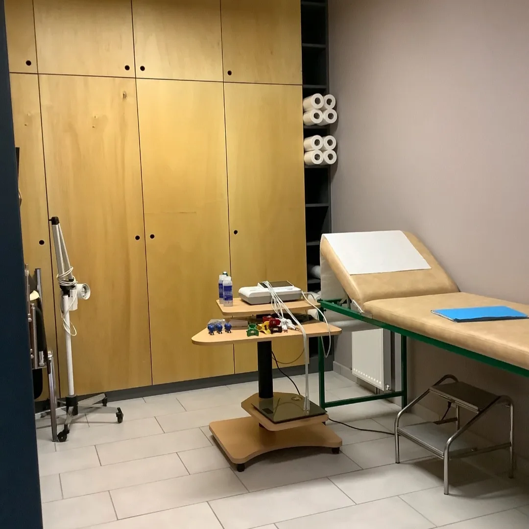 Comme de nombreuses communes de France, nous sommes à la recherche d'un voire deux médecins généralistes.

Notre commune, Bussière-Dunoise, située en Creuse est pourvue d'un cabinet médical pouvant accueillir 2 médecins. Le Dr Roussange y est toujours en activité. Dans les locaux se trouve également un cabinet infirmier qui compte 4 infirmières libérales, une infirmière asalee et une infirmière en pratique avancée. La pharmacie située juste en face permet un exercice coordonné qui coule de source depuis de nombreuses années. L'emploi d'un(e) assistant(e) médical(e) est envisagé.

Nous sommes un peu plus de mille bussièrois et notre commune possède différents services et commerces : épicerie, vente de pain, salon de coiffure, auberge, un tissu d’artisans et d’associations mais aussi une caserne de sapeurs pompiers et un EHPAD. Afin de facilité l'installation des personnes désireuses de découvrir davantage la vie sur place, la municipalité peut tenir un appartement à disposition des médecins.

Nous (les professionnels de santé et les représentants de la commune) aimerions faire découvrir notre territoire à de nouveaux arrivants. Nous proposons donc de recevoir des médecins généralistes et leur famille le temps d’un week-end (ou plusieurs week-ends si les demandes affluent). Nous aimerions organiser des activités et rencontres en fonction de leurs souhaits.

N'hésitez pas à nous contacter 

Marie Pierre Roussange, 
Médecin généraliste 
09 61 51 61 59

Anne Bonnin, 
Pharmacienne 
06 12 97 25 48

Christophe Lavaud, 
Maire 
05 55 81 62 16