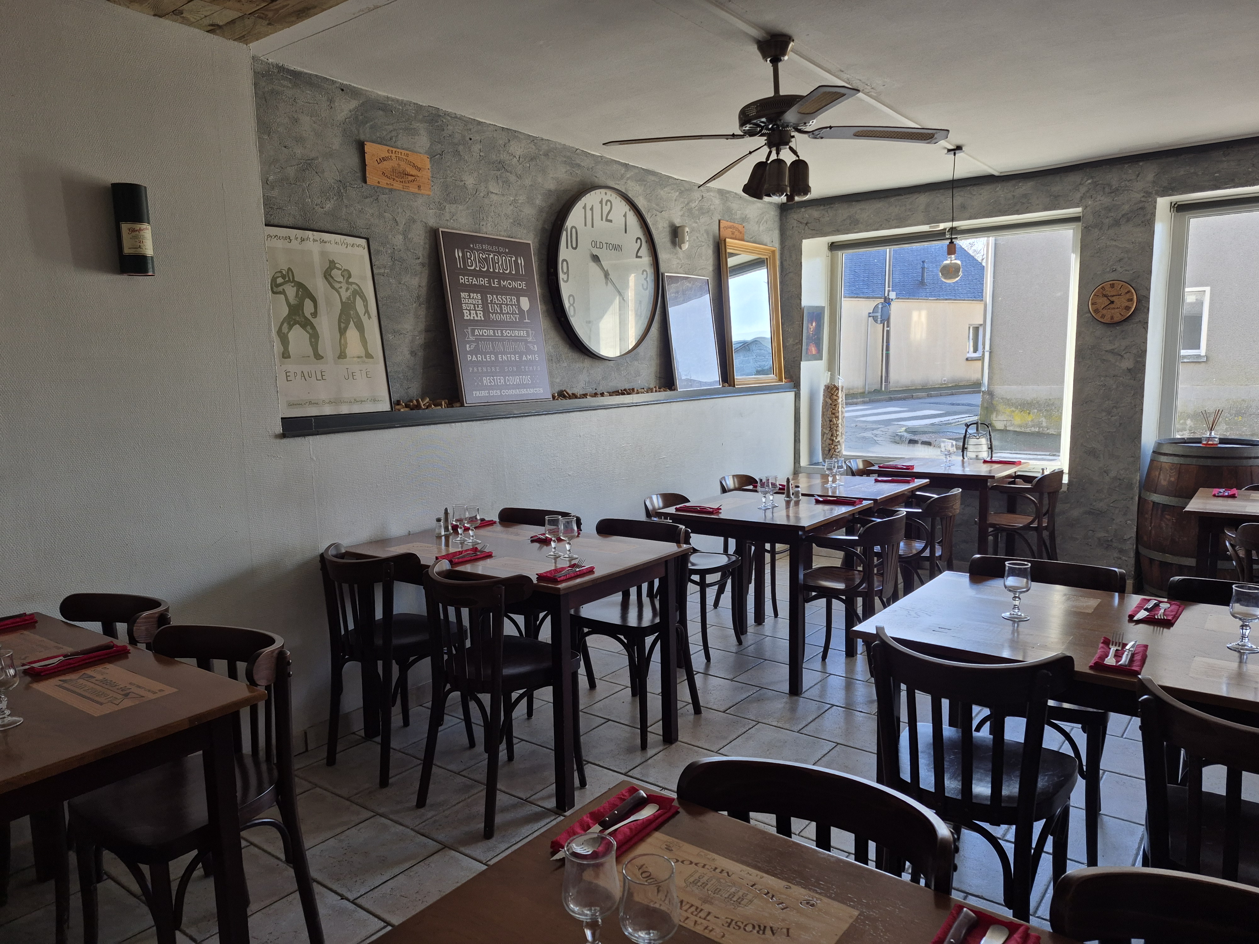 Achat fonds de commerce
53370 Saint-Pierre-des-Nids
70 000 €
Honoraires à la charge du vendeur

Descriptif de ce fonds de commerce à vendre
A VENDRE FONDS DE COMMERCE - RESTAURANT/BAR.
Situé en plein cœur de Saint-Pierre-Des-Nids, ce restaurant- bar bénéficie d'un emplacement stratégique, à proximité des plus beaux villages des Alpes Mancelles. Il profite d'une belle visibilité renforcé par la présence de 17 associations locales qui dynamisent la vie du village.

UN RESTAURANT SANS CONCURRENCE DIRECTE : cette affaire est unique sur son secteur offrant une opportunité pour un repreneur souhaitant exploiter pleinement son potentiel.

UNE SURFACE IDÉALE ET BIEN AGENCÉE : le restaurant dispose d'une surface de 80 m2, parfaitement optimisée pour offrir un cadre chaleureux et convivial aux clients.

UNE BELLE CAPACITÉ D'ACCUEIL : 42 couverts en salle et 30 couverts en terrasse, l'établissement permet d'accueillir une clientèle variée.

MATÉRIEL ET ÉQUIPEMENTS INCLUS : l'ensemble du matériel professionnel nécessaire à l'exploitation à une valeur totale de 48 160 euros. L'acquéreur pourra ainsi démarrer son activité sans investissement supplémentaire en équipement.

Actuellement, le restaurant est ouvert le midi du lundi au samedi ainsi que le samedi soir. Un loyer mensuel de 518.25 euros TTC.

L'établissement n'est lié à aucun contrat avec des fournisseurs de bières et de cafés, laissant une totale liberté de choix au futur exploitant.

Affaire prête à l'emploi, idéale pour un couple ou un entrepreneur passionné, contactez moi !

Prix du bien : 70 000,00 €
Les honoraires d'agence sont à la charge du vendeur.