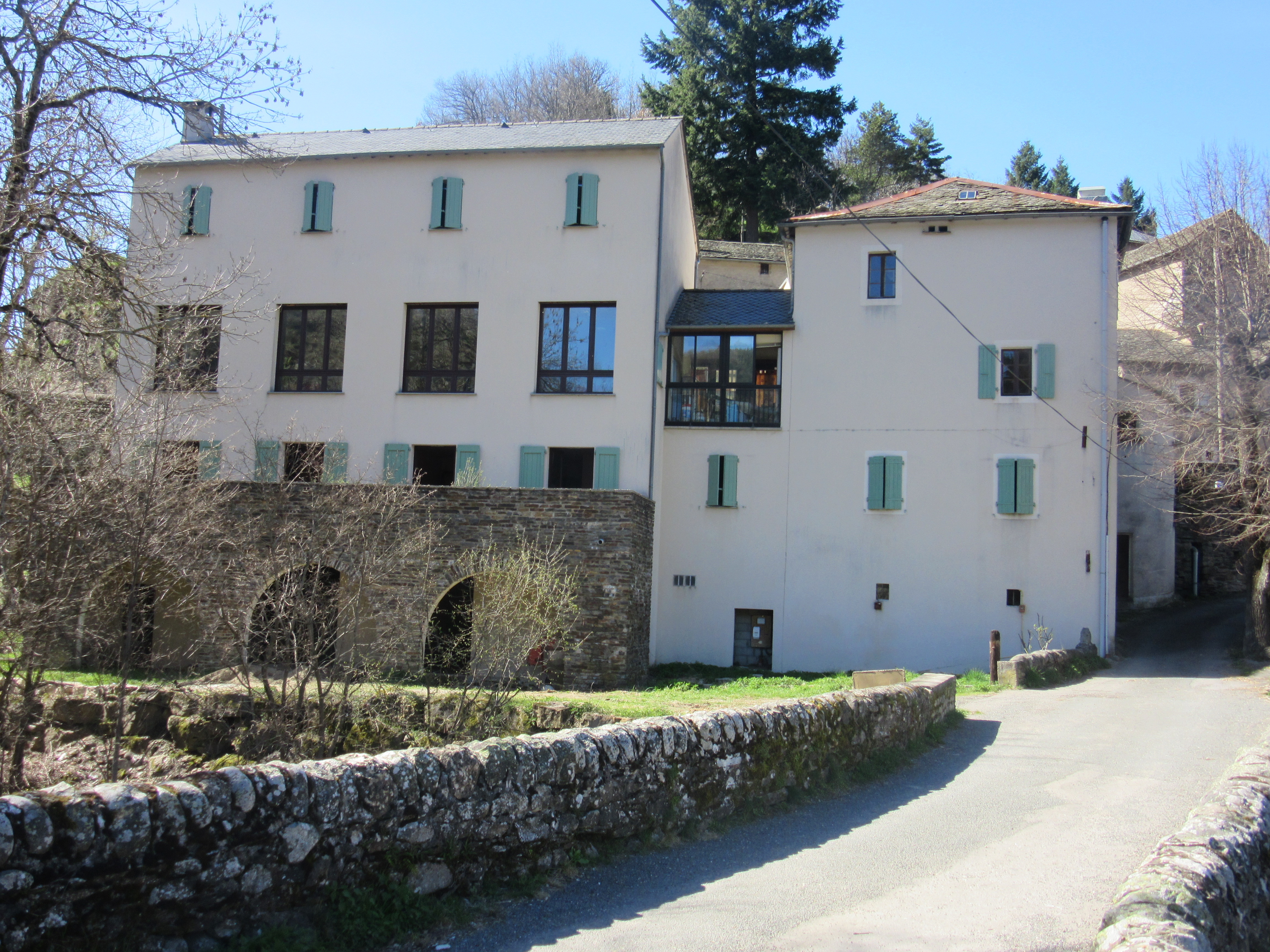 A vendre, en Lozère, plus précisément sur l’axe touristique Florac – Meyrueis, hôtel-restaurant-bar.
Le restaurant se divise en deux espaces, une salle de restaurant, avec cheminée, permet d’accueillir une cinquantaine de couverts, elle est idéale pour recevoir des groupes. Le second espace est un bar avec une vingtaine de places assises. Licence IV.
La terrasse extérieure permet de recevoir une quinzaine de couverts.
L’hôtel comprend 8 chambres, toutes bénéficient d’une salle d’eau. Les chambres sont réparties sur deux niveaux, quatre d’entre elles disposent d’une terrasse. La vue de ces terrasses et de la grande salle de restaurant porte sur la rivière, cela est très apprécié par les clients.
Cet hôtel-restaurant accueille des touristes, des locaux et des professionnels (du BTP principalement). Il peut également recevoir des groupes (sportifs de pleine nature, motards...) Afin de recevoir ce type de clientèle, il y a un abri moto en face de l’établissement. 
La cuisine professionnelle, équipée, permet d’accéder à une cave utilisée comme buanderie et espace de stockage.
Le logement privé comprend 2 chambres, un point d’eau, un Wc, un bureau et une réserve.
L’établissement est location gérance pour un an renouvelable (signature du contrat - avril 2025).

Vente de l’ensemble (fonds de commerce et murs) : 280 000 €
Référence de l'annonce : L0475