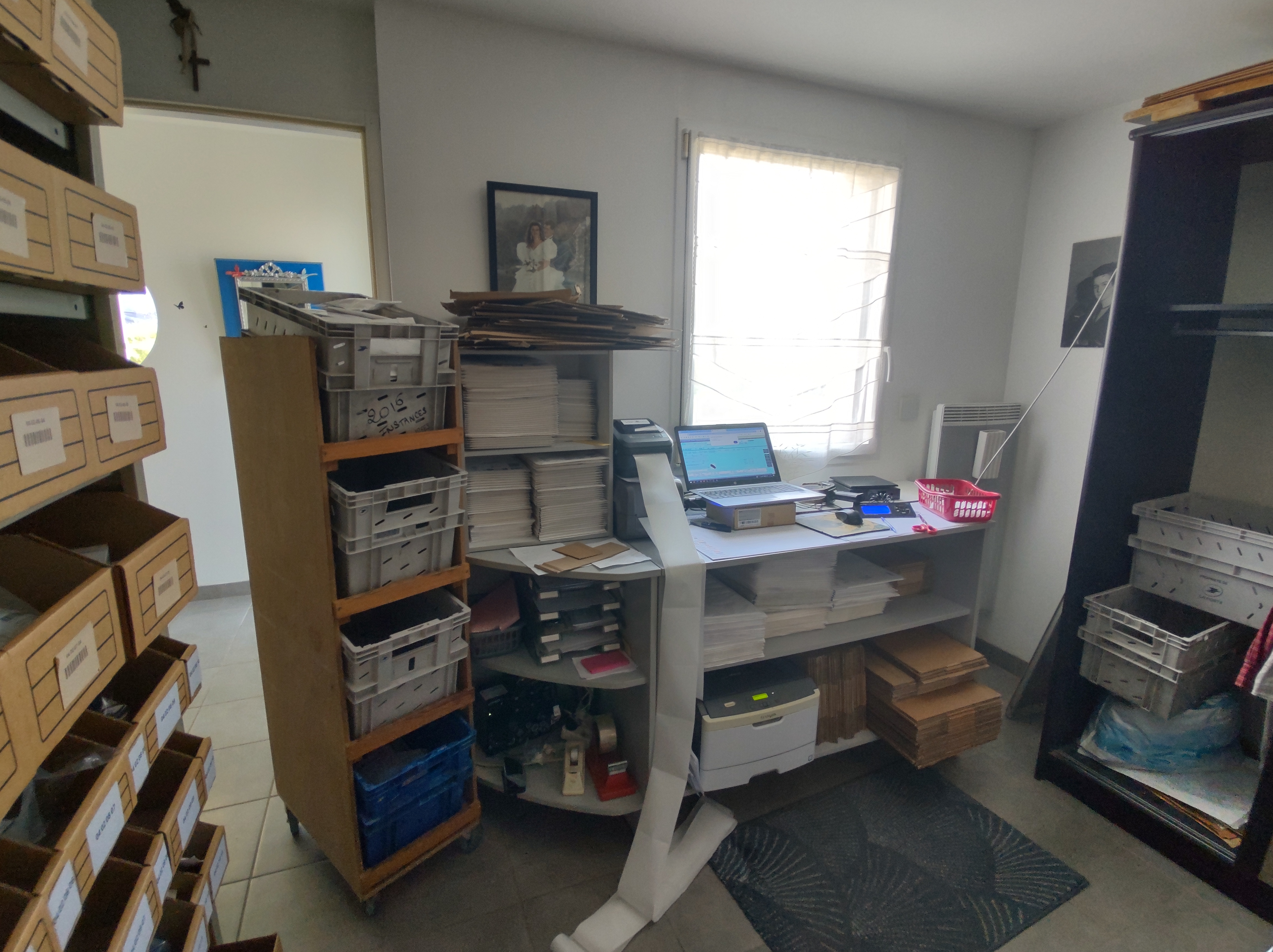 Vente en ligne de pièces détachées et accessoires, blanc-brun, pour les équipements de la maison. L'entreprise existe depuis 2006.

CA : 475 k€ - Vente pour cause de départ à la retraite.

Le stock de 1000 références et le poste d'emballage tiennent dans une pièce de 20m².

Canaux de vente : site internet + marketplaces (Amazon, eBay).
Catalogue : plus de 15 000 références, gestion automatisée des tarifs fournisseurs.
Logistique : 150 à 500 expéditions/jour selon saison, avec frais d’envoi optimisés.
Localisation : Morbihan (Bretagne).

La cession peut porter sur tout ou partie de l’activité.
Un démantèlement est possible : par exemple, vente séparée d’un programme spécifique ou du compte Amazon.

Points forts:
- Vendeur Marketplace réputé avec une bonne notation.
- Activité en place et opérationnelle, prête à être reprise.
- Processus automatisés réduisant les coûts et le temps de gestion.
- Potentiel de développement (migration vers PrestaShop, ouverture au B2B).
- Possibilité d'un accompagnement, avec 43 années d'une solide expérience de la vente à distance.

Points faibles:
- Diversification avec des nouvelles gammes de produits hors fournisseurs déjà existant.
- Diversification des canaux de ventes (Marketplaces, comparateurs).
- Vente directe en magasin ou au comptoir.
- Expédié par Amazon (FBA) inexistant, mais prévue.
- Vente à l'export à développer, même si existante vers l'Europe, dont la Belgique.