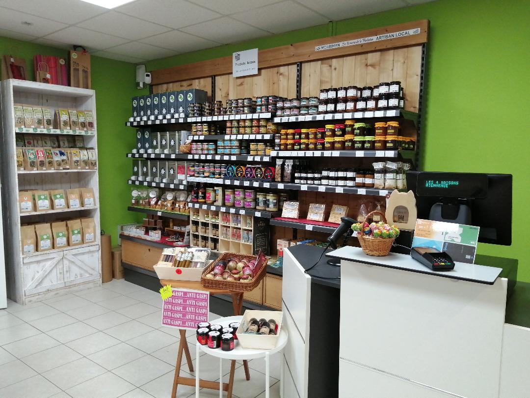 URGENT CAUSE RETRAITE - A VENDRE FOND DE COMMERCE EPICERIE DE BAULON (35580)

Située dans une commune dynamique de 2300 habitants, avec des lotissements en cours de construction, l'épicerie existe depuis une dizaine d'année. Elle se situe le long de la rue principale (axe routier Guichen - Plélan le Grand), à proximité d'autres commerces. Situation en angle, stationnements nombreux. 

Surface 75 m2 environ, location près d'un particulier.
Travaux d'aménagement intérieur et installation de la climatisation en juin 2023, rayonnage bois très récents, frigos en très bon état et entretenus. 

Alimentation générale + frais (fruits, légumes, fromage à la coupe) + de nombreux produits locaux (crèmerie, viandes, galettes, terrines, confitures, caramels, biscuits, chocolats, miels, bières, tisanes ...). 
Le magasin est bien identifié comme l'endroit où l'on trouve de bons produits de type épicerie fine, pour soi-même ou à offrir. 
Le commerce alimentaire le plus proche est un Intermarché à 8kms.

La clientèle est fidèle et variée, complétée par une clientèle de passage (tourisme, gites). 

Ouverture de mardi à samedi, de 9h00 à 13h00 et de 16h00 à 19h30. 
4 semaines de congés par an (3 l'été + 1 en hiver).

CA en progression, encore perfectible grâce à une ouverture le dimanche matin, qui serait appréciée des clients.

Prix de vente 75 000€