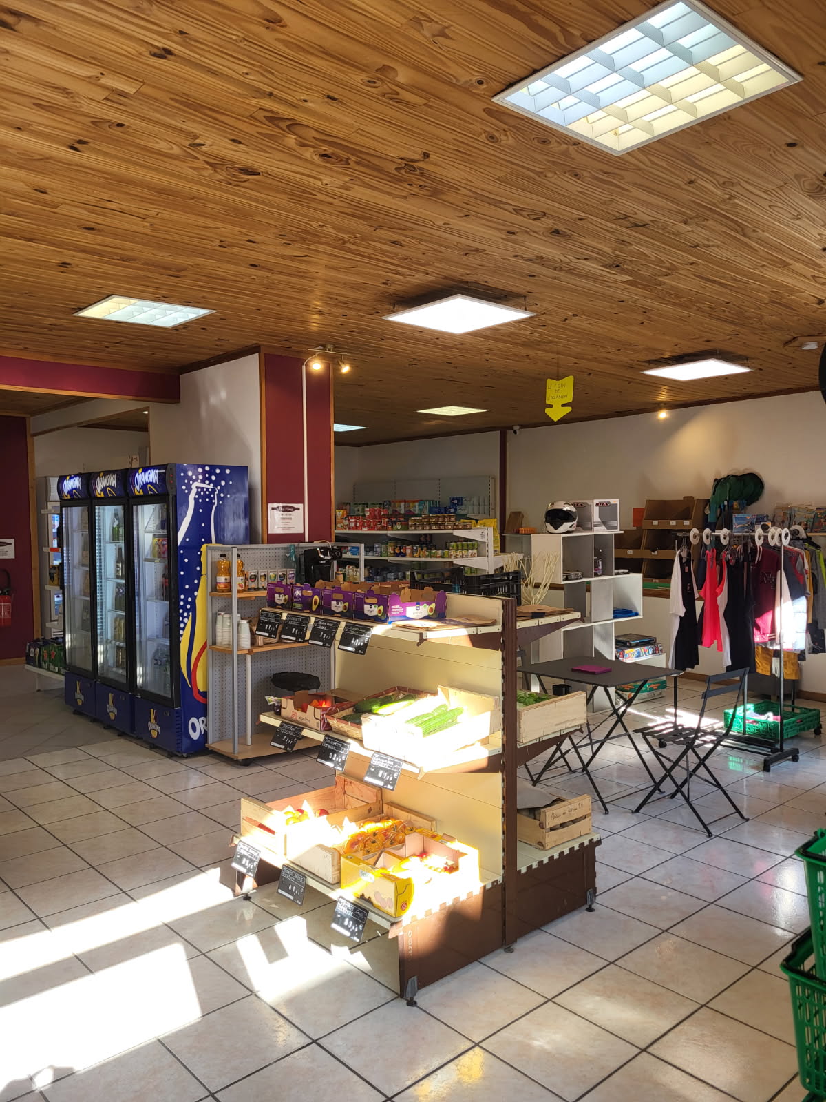 Fond de commerce épicerie alimentaire 
Surface de vente environ 90m2
Surface de la réserve environ 110m2
Produits locaux
Machine à glace GRANITA
Dépôt de pain
Articles de plage
Loyer actuel 300€
Logement non fourni
Travail pour une personne
Ouvert toute l'année 
Située dans un village touristique avec 3 campings et des chambres d'hôtes. Piste cyclable touristique "dolce via", plage artificielle, kayak, acrobranche...