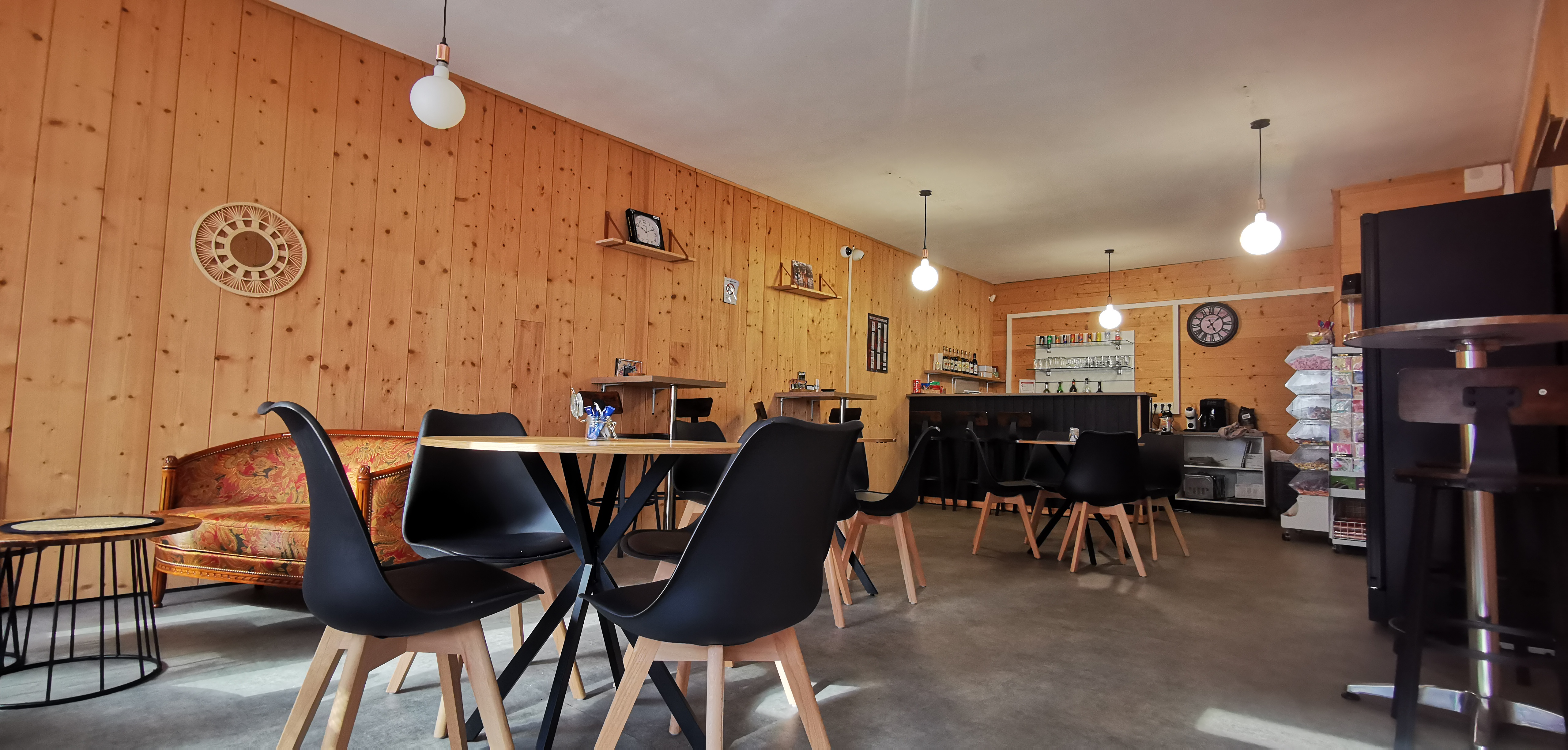 Vous rêvez d'un cadre d'exception au calme et en pleine nature, loin du stress urbain ?
Cette opportunité est faite pour vous.

Situé dans un environnement verdoyant et paisible, cet établissement bénéficie d'un local spacieux et lumineux avec un agencement fluide et fonctionnel.

Il accueille une clientèle régulière et fidèle.
La diversité des activités assure une stabilité du chiffre d'affaires.
C'est donc une affaire saine qui s'adresse autant à des investisseurs soucieux de leur placement qu'à un couple désireux de lancer leur propre activité, en alliant qualité de vie et sécurité d'investissement.

Ce bel établissement situé à proximité de la Place Napoléon III, dotée de places de stationnement dédiées, est facilement accessible à la nombreuse clientèle s'y rendant quotidiennement.
Venez visiter !