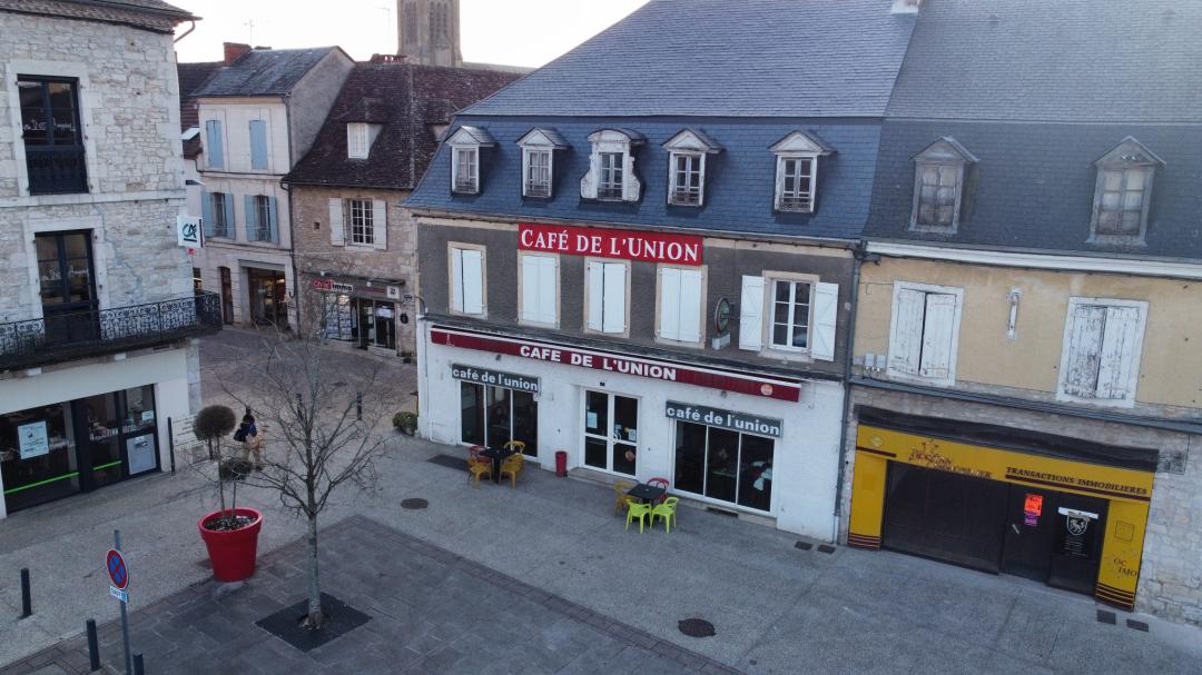Fonds de commerce café, restauration sur Gramat
Situé en vallée de la Dordogne, territoire touristique et économique d’envergure du nord du Lot en Occitanie.
Sur la commune de Gramat, pôle central du territoire, Commune de 3500 habitants et qui représente une zone de chalandise d’environ 15000habitants (15 min en voiture)
Local commercial de 140  m2+  cuisines et réserve 50m2 
Situé sur un axe passant entre Rocamadour et Padirac sites touristiques reconnus, le local présente une visibilité maximale à proximité de nombreux commerces et deux vitrines en angle donnant sur la place principale de la ville
Avec places de Parking à proximité, Local aux normes PMR
Exploité depuis 1987   avec une clientèle fidélisée et un savoir-faire reconnu
Cession pour départ à la retraite
Sous Bail Commercial, loyer mensuel de 1626 €
Outils de travail exploitable dans l’état 
Un appartement de 100 m2 rénové récemment est inclus dans le loyer 
Prix de 150000 euros