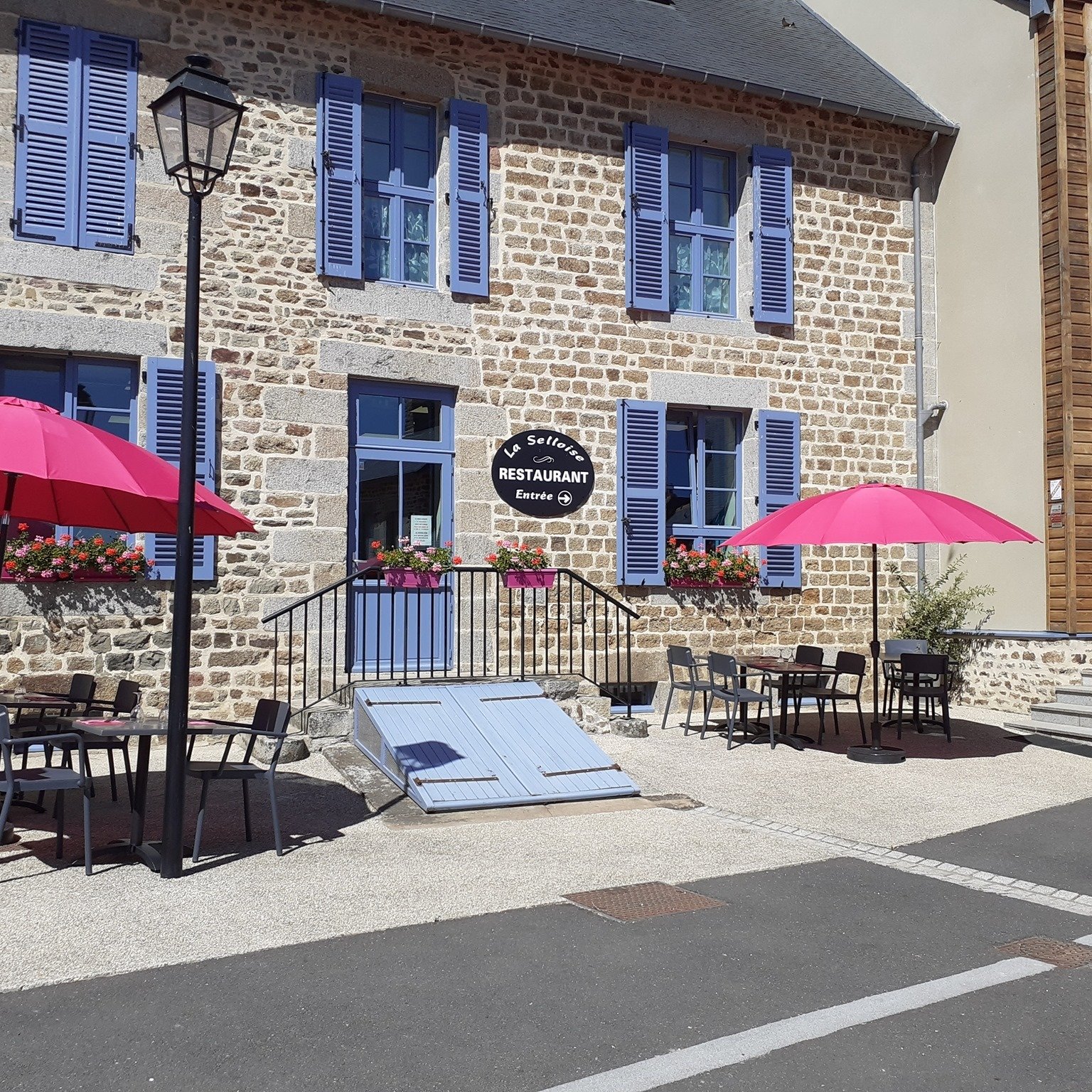 Fond de commerce Bar - Restaurant à moins de 10kms de Fougères dans un charmant petit village.
80 places + 30 en terrasse 
Restauration formule du jour le midi en semaine et 1 service par week-end, donc soir et week-end à développer.
Salle moderne et bien insonorisée, cuisine bien équipée avec matériel récent.
Aucun travaux à prévoir.
Plusieurs parkings à proximité
Ouverts env. 280 jours par an 
CA 2024 supérieur à 370 000 €
Logement très agréable au dessus du restaurant avec 3 chambres