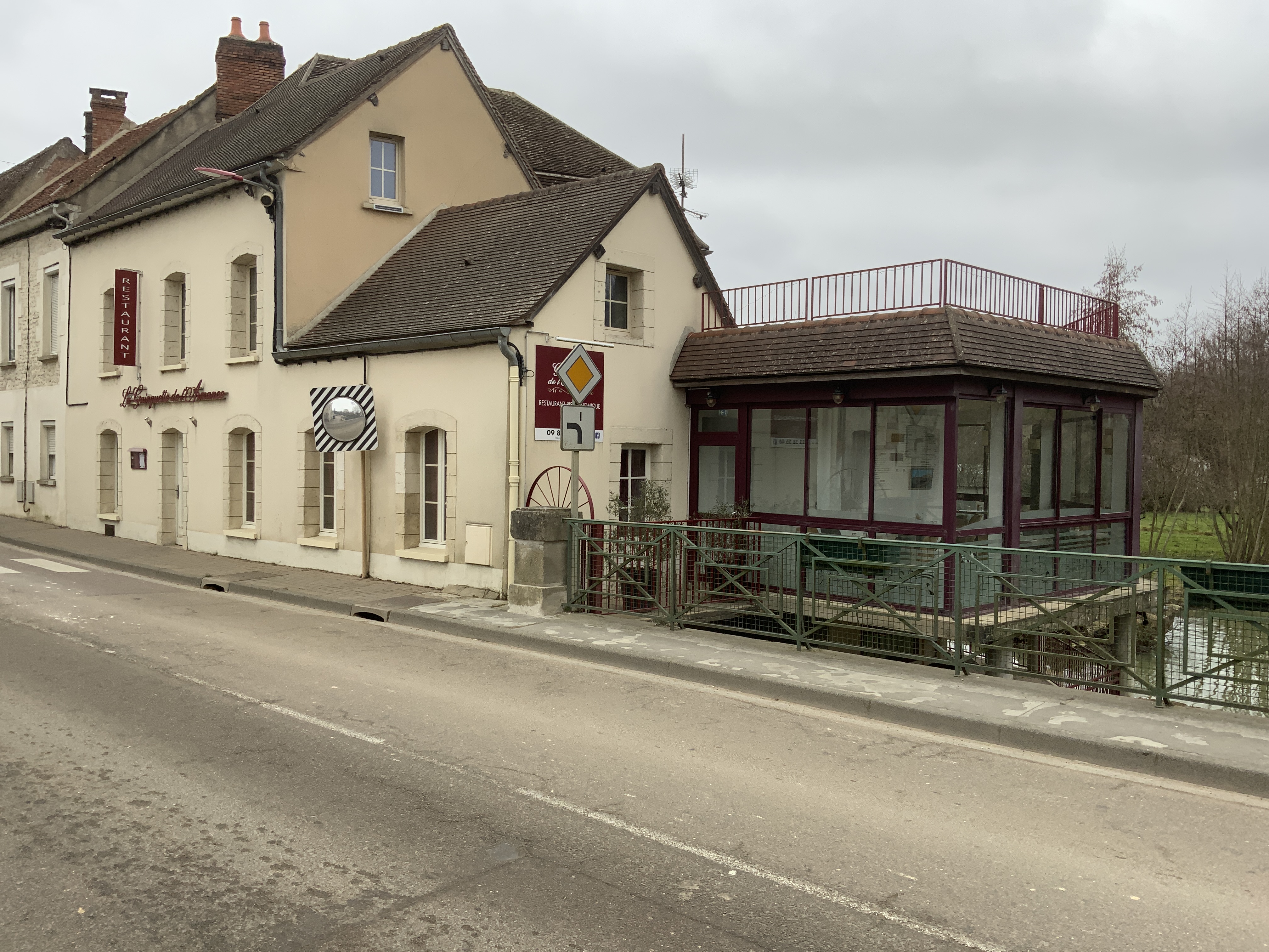 Ville de 5000  habitants 
Beau local, tout neuf, équipée avec goût, clé en main mise en route direct. 
Cuisine entièrement équipée.
Possibilité d’achat des murs.
Logements de 130m2 compris.