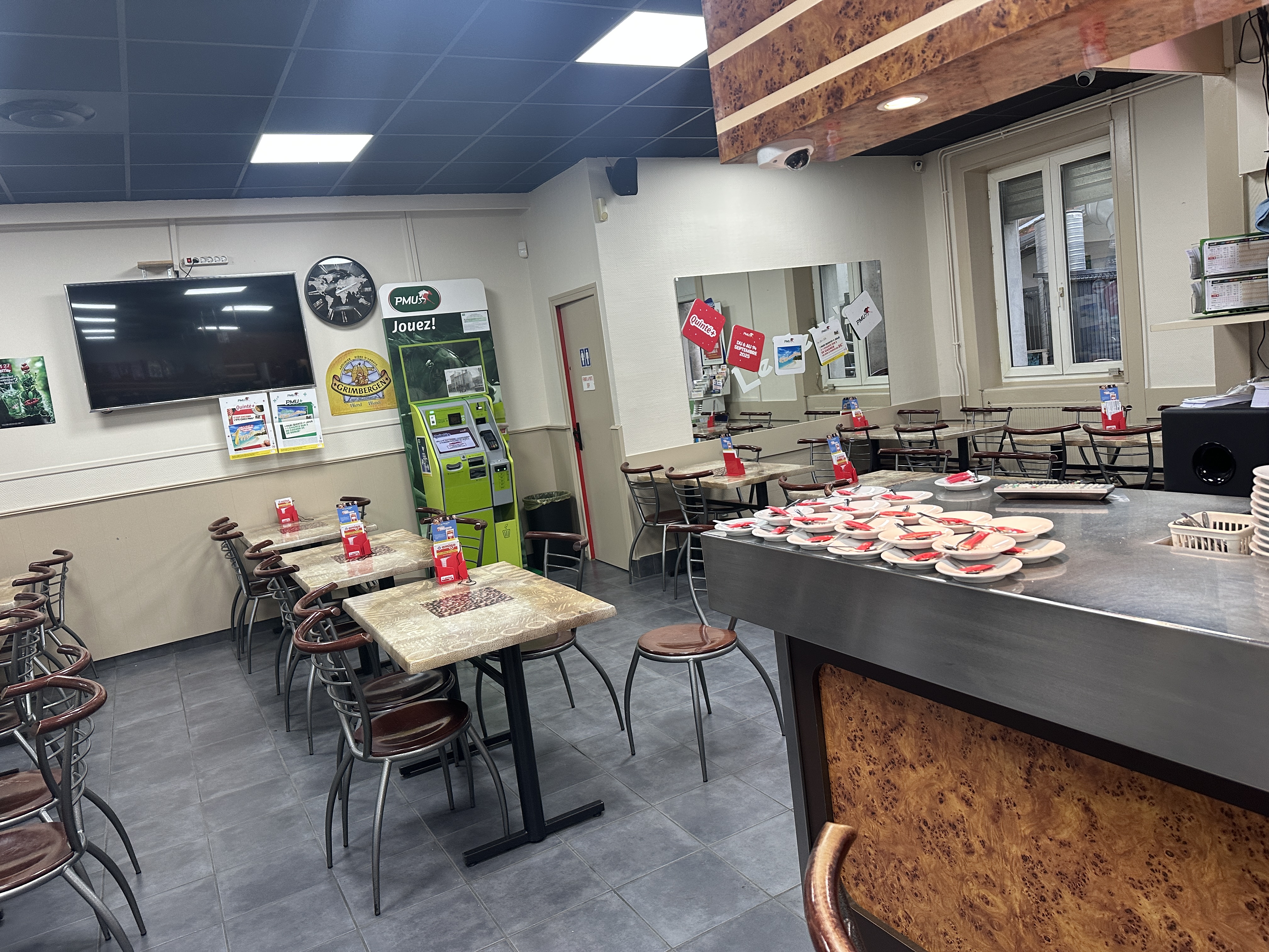 Bonjour je vends mon bar tabac il est très bien situé sur la périphérie de Saint-Étienne notre activité est bar tabac loto PMU et BenBlotterie la surface est de 90 m² avec une cuisine  en plus de 15 m² environ et un appartement de type T2 de 50 m²
aucun travaux à prévoir tout a été refait à neuf toutes les machines sont en très bon état et nous appartiennent nous avons 10 tables de quatre personnes à l'intérieur plus un grand comptoir ainsi qu'une très belle terrasse qui vient d'être rénové
 Chiffre dAffaire :190000euros
40 places assises a l'intérieur
Nous sommes fermés 7 semaine par an
À proximité du carrefour où nous nous trouvons il y a des commerces comme Carrefour une boulangerie Lidl à Snack et un coiffeur
Si t'es pas à me contacter par mail ou par téléphone si vous avez besoin 2 + de renseignements cordialement