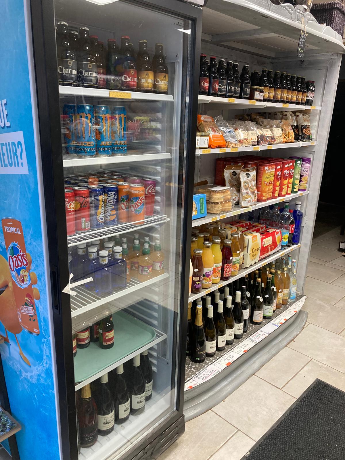 Vends épicerie cause retraite 
Situé au coeur du village de Marville (Village touristique renaissance)
Clientèle fidèle 
Équipements en parfait état prêt à l'emploi