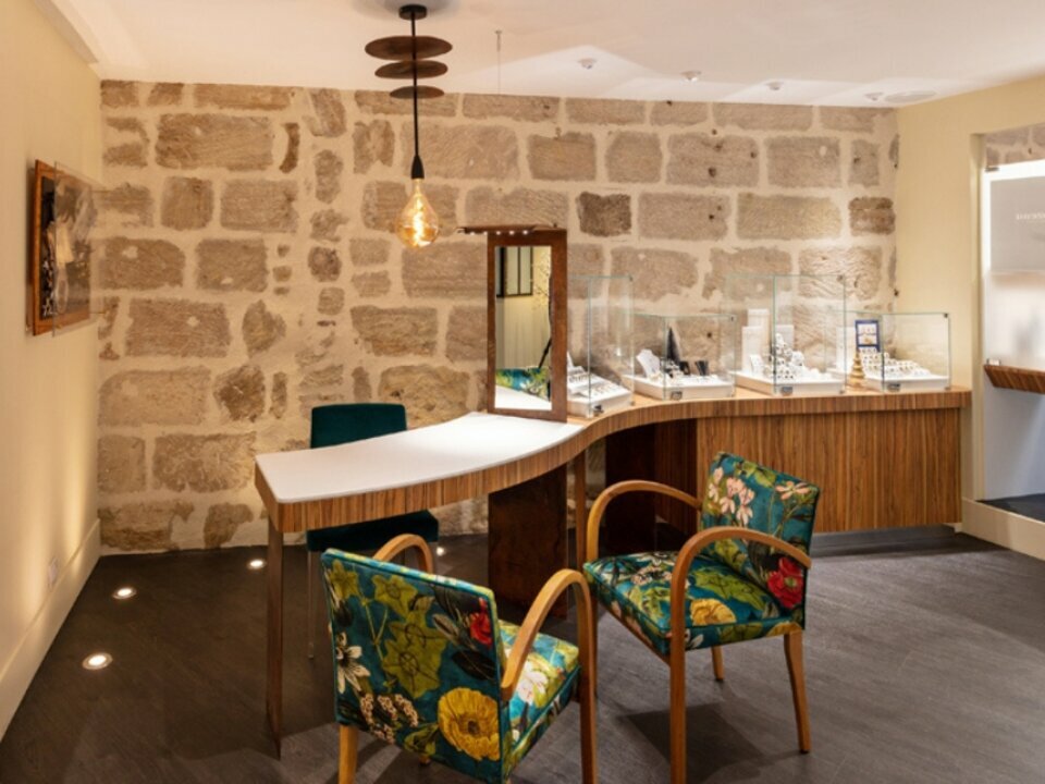 Découvrez une opportunité exceptionnelle au cœur de Brive-la-Gaillarde ! Ce magasin d’angle, situé dans une rue piétonne animée, bénéficie d’un emplacement numéro 1 idéal pour votre commerce. Avec ses 57m² en rez-de-chaussée et son sous-sol comprenant un atelier et une réserve, cet espace offre de multiples possibilités d’aménagement.