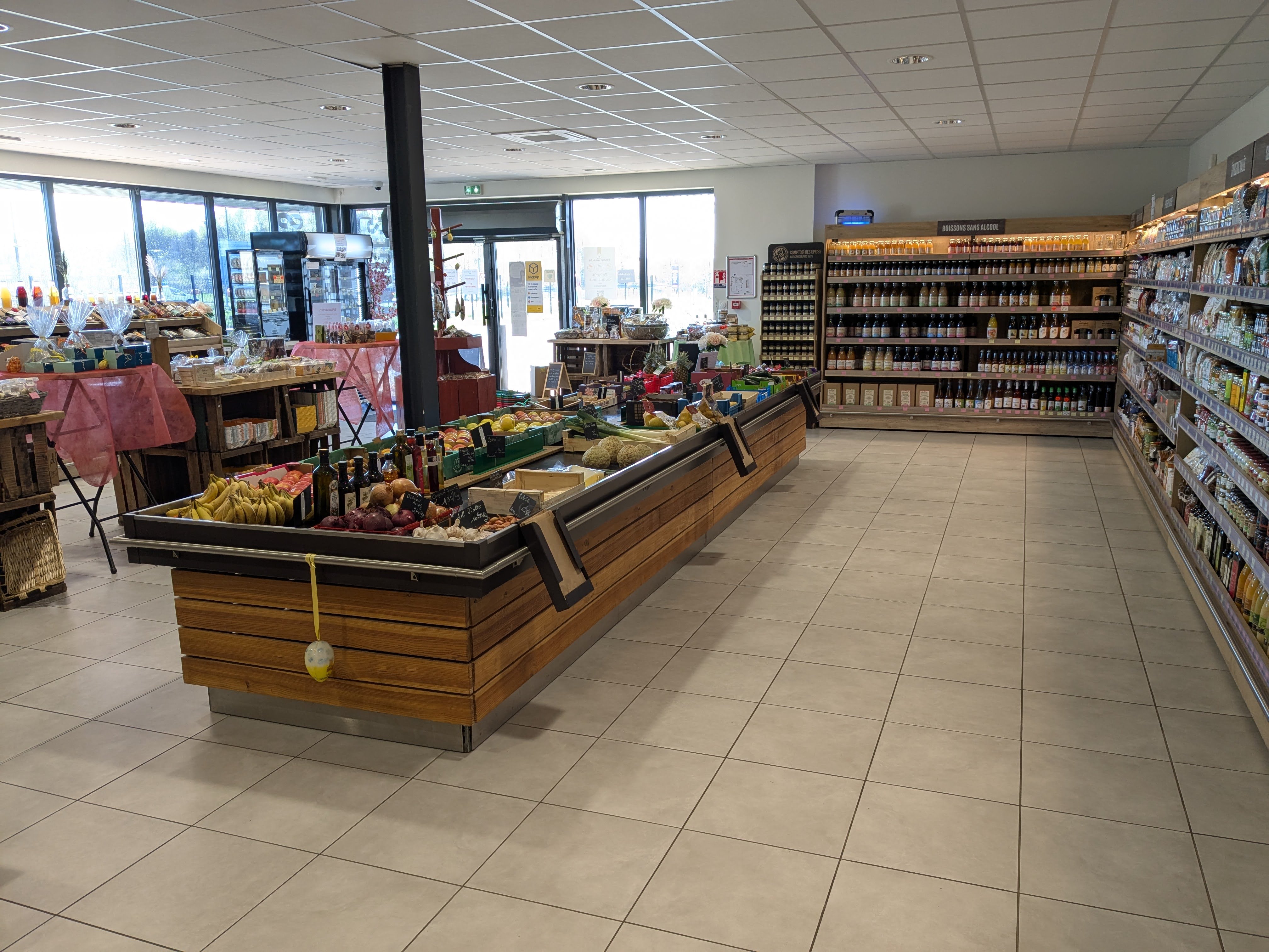 A VENDRE pour cause de retraite : Unité de production de jus de fruits et confitures, comprenant un atelier de production, une épicerie fine de produits locaux et artisanaux, et un site de vente en ligne.
Nous fabriquons depuis 2013 des jus de fruits 100% naturel en 25cl, 1l, et 5l, à base principalement de  pommes venant des producteurs locaux.
Nous produisons notre marque de jus et confitures et nous transformons également pour les producteurs de fruits  et les particuliers.
Notre capacité de production est de 5000 L / jours.
Nous nous sommes diversifié également avec notre épicerie fine et les paniers garnis pour les collectivités et CE.
Nous avons régulièrement des médailles au concours général agricole de Paris sur nos jus de fruits.
La surface du bâtiment est de 1000 m2 construit en 2022 sur un un terraine de 2500m2
Il y a une possibilité d’acquérir le bâtiment en 2027 à un prix très avantageux
Nous avons une très bonne visibilité le long d’une route nationale avec en moyenne 15 000 véhicules jour
Il me sera possible de vous accompagner selon vos besoins.
Dès avantage fiscaux très intéressant sont mis en place pour les créations et reprise de commerce dans notre région.