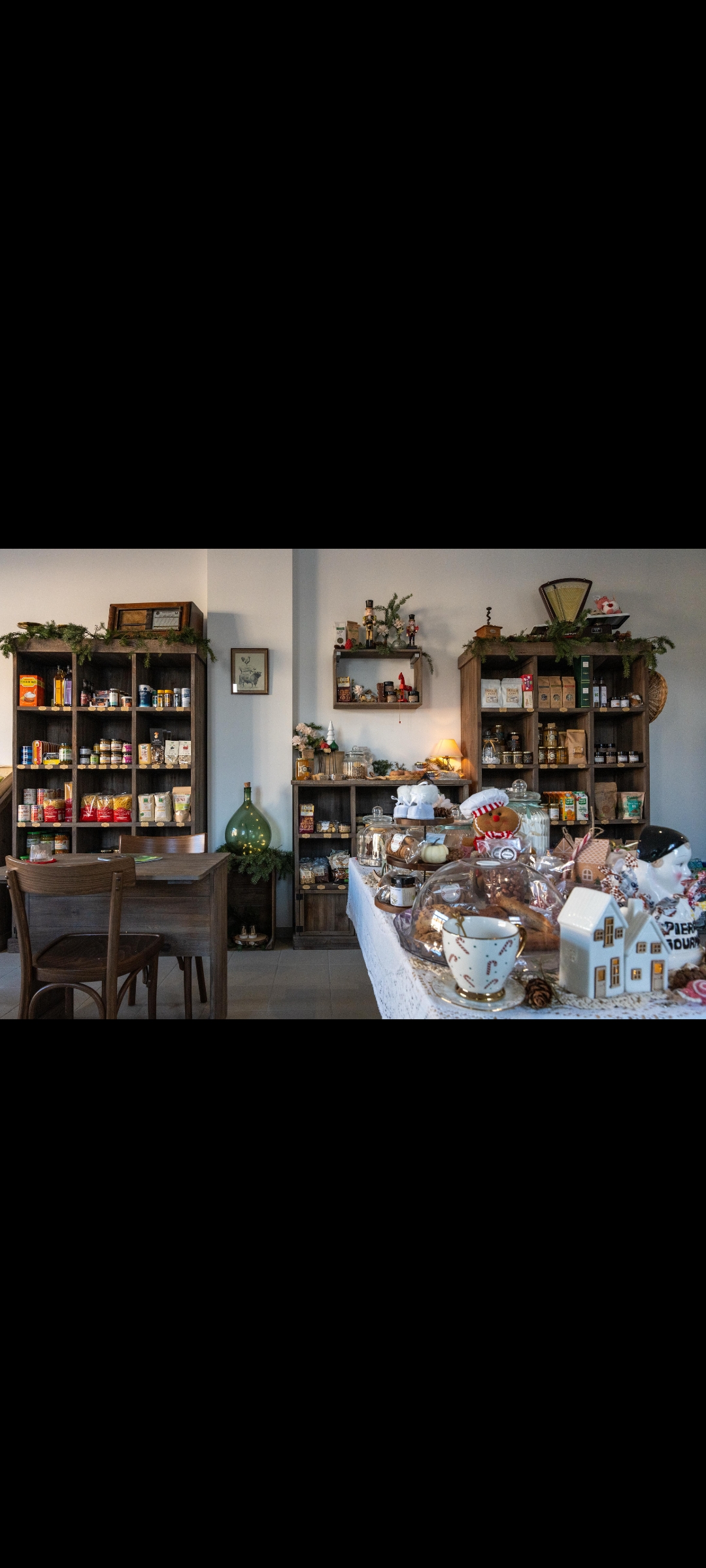 vend fond de commerce atypique sur la commune de Palinges, en Saône et Loire
Epicerie comptoir spécialisée en produits locaux et fermiers, gâteaux maison et petite restauration.

- vente de produits locaux et fermiers frais et secs
- salon de thé, brasserie et petite restauration
- surface de vente de 53 m2
- belle terrasse faisant le tour du bâtiment.
- commerce situé sur l'axe de l'euro velo6
- commerce labelisé "accueil vélo"
- belle perspective de développement,  affaire saine
- CA en augmentation 
- la clientèle fidèle locale et touristique 
- bail 3/6/9 se terminant en novembre 2027
- documents comptable fournis si engagement sérieux 
- parking attenant à la boutique 
- reprise idéal pour un couple motivé et dynamique.
- banque froide, vitrine réfrigérée
- mis en relation et accompagnement gratuit du service financier du grand charolais pour la prise en main de l épicerie et les aides/subventions pouvant être octroyées.