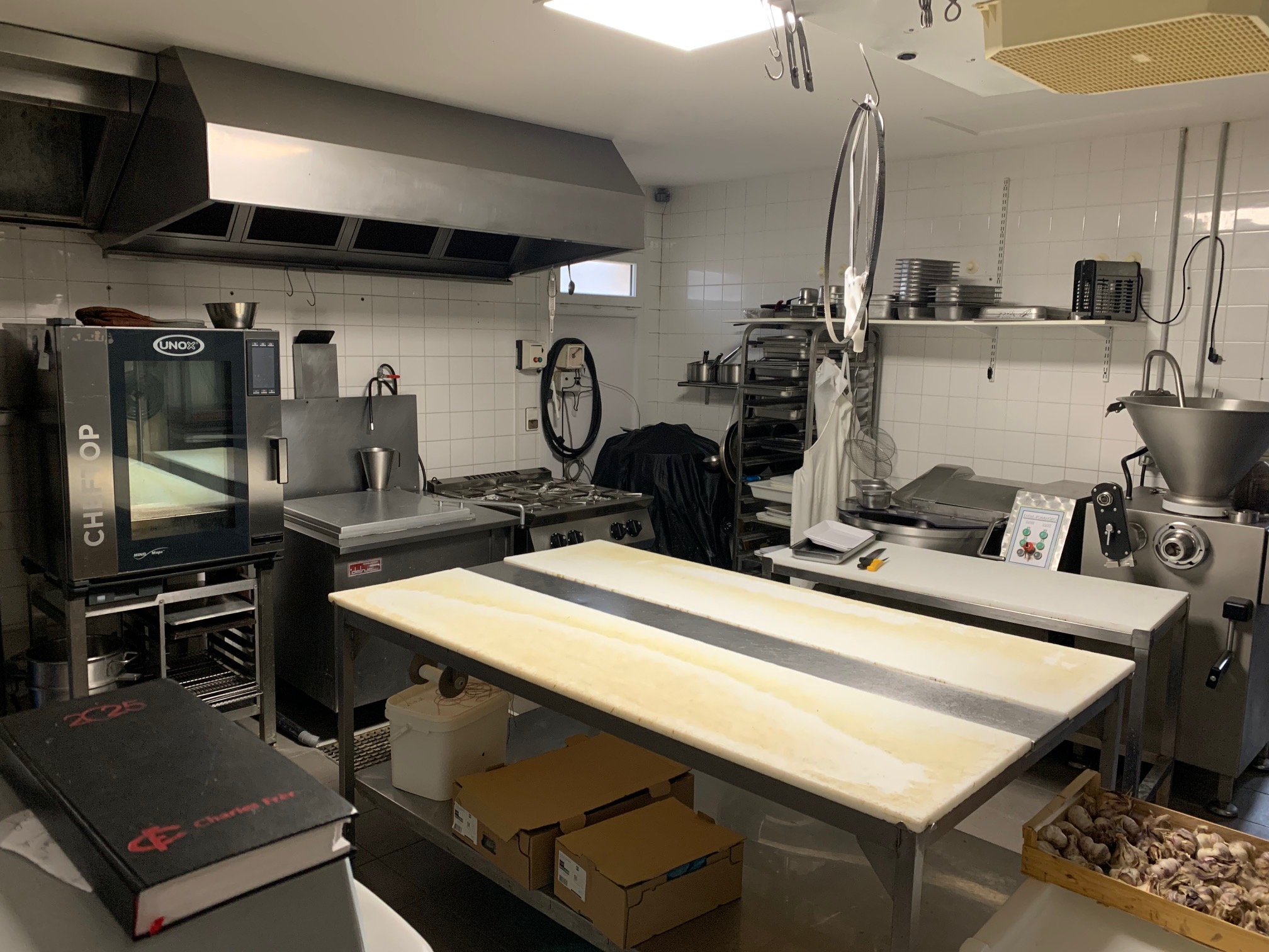 A céder boucherie charcuterie traiteur localisée sur une commune en expansion du Grand Périgueux avec toutes les commodités (école primaire avec une dizaine de classes). Le local est situé sur un axe passager à l'entrée de la commune avec une grande capacité de stationnement. Une pharmacie est située à côté et un projet de pôle commercial est en cours à proximité. L'activité traiteur extérieur est à développer avec une forte demande. La charcuterie est fabriquée à 95%.  La clientèle se compose principalement de particuliers fidélisés. L'effectif comprend une salariée à la vente. L'entreprise est très bien équipée. Le matériel a été renouvelé en grande partie. Les locaux sont aux normes sanitaires et ont fait l'objet de travaux en 2016-2017. Possibilité de location ou d'acquisition des murs. Prix de cession du fonds de commerce 135 000 €.