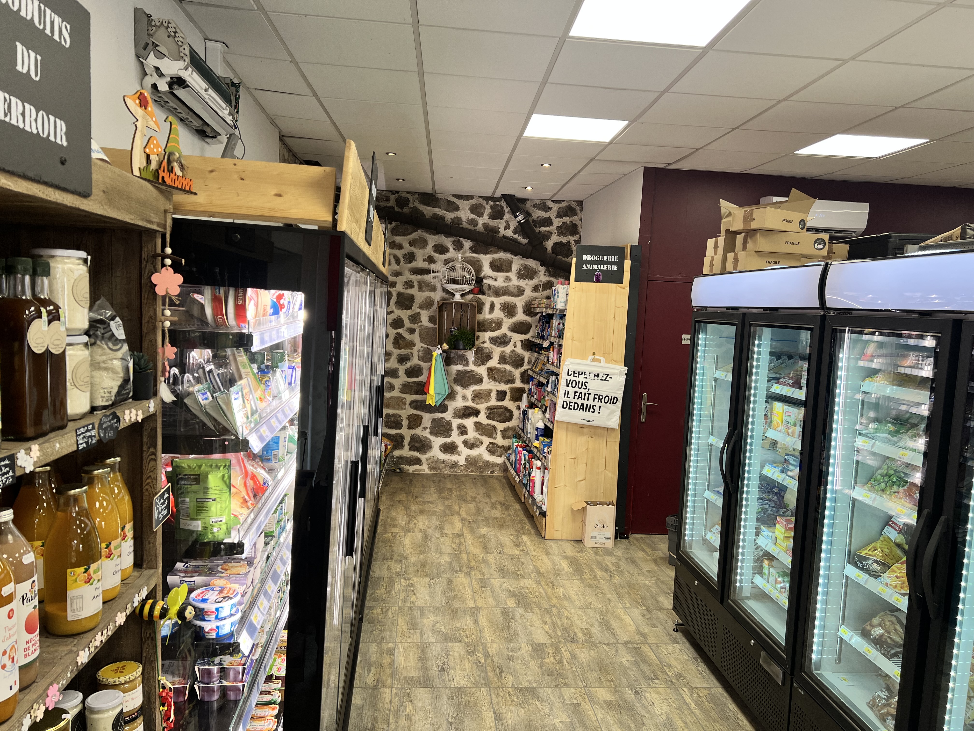 Bonjour
Nous vendons une très belle petite épicerie dans un petit village en montagne, ardéchoise, entouré dans coiffeur, buraliste et boulangerie école à proximité comportant fond de commerce et commerce, cave plus appartement, meublé et aménagé  
Pour plus de renseignements, n’hésitez pas à me contacter 
Les bilans de l’épicerie seront mis à votre disposition, nous pourrons même avoir un rendez-vous avec mon expert-comptable