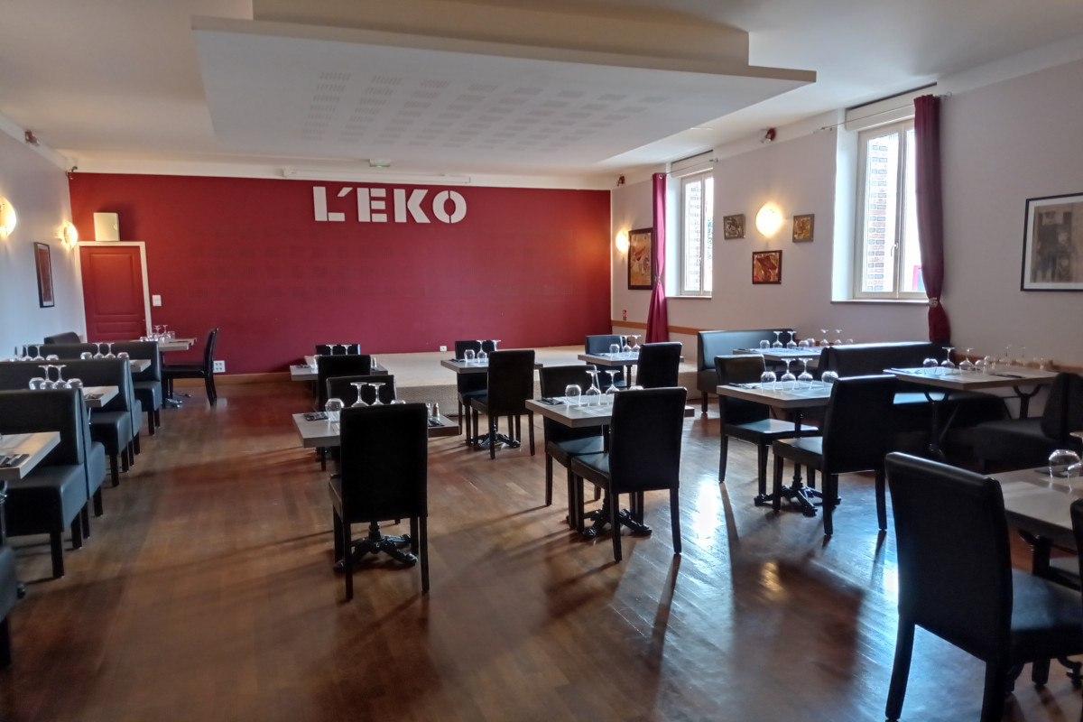 Fond de commerce Restaurant - Bar à 10 minutes d' Auxerre ( sur Axe Auxerre Joigny ), passage et visibilité importante. Facile d'accès avec grand parking à l'arrière du restaurant.
Le bien est composé d'une grande terrasse de 60 places assises (possibilité plus). 
Au RDC : un bar licence IV de 25 places assises ambiance cosy PUB, donnant sur une salle de restaurant avec parquet avec une configuration permanente de 50 couverts (possibilité plus), ainsi qu'une cuisine professionnelle toute équipé en matériel récent et d'un espace laverie indépendant.
L'ensemble du mobilier est neuf et aucun investissement n'est à prévoir.
Vous trouverez aussi une belle cave, cour et grande remise.
A l'étage : un grand et beau logement composé d'une cuisine ouverte sur grand salon/sam, dressing, sdb et 4 chambres. Un second appartement possédant une belle pièce de vie, sdb et 2 chambres.
École et collège à proximité.
Idéal pour concilier vie professionnelle et personnelle.
A DÉCOUVRIR.
Curieux et agence s'abstenir. Merci.