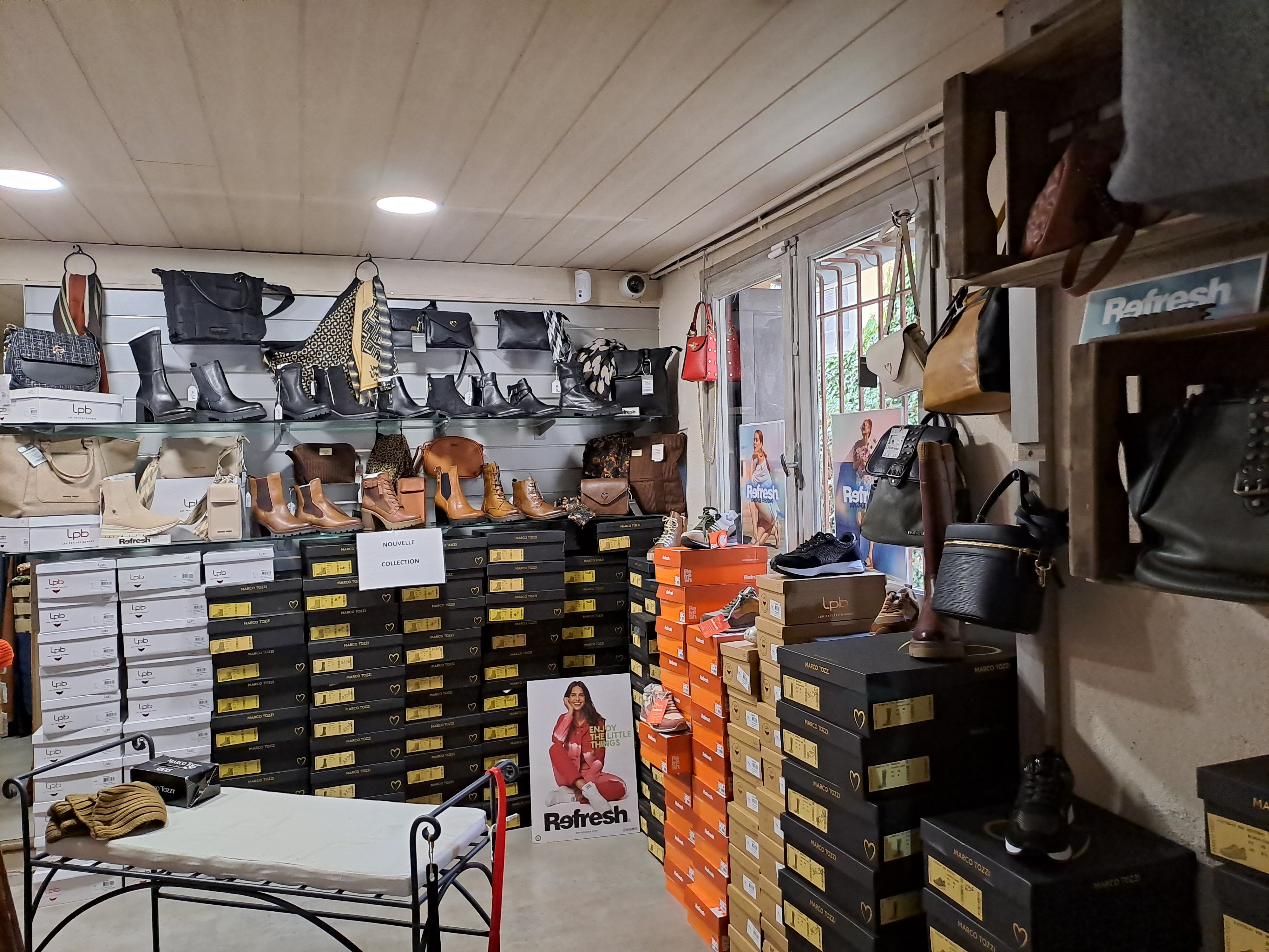 A CEDER BOUTIQUE DE PRET A PORTER BOURG MADAME commune de Cerdagne dans les PYRENEES ORIENTALES. Proximité de la frontière espagnole et des stations de ski.
Emplacement sur un axe routier très fréquenté. Très forte visibilité ainsi qu’une belle superficie de chalandise de 120 m² environ et pas moins de 10 m de vitrine linéaire. Local sécurisé. Aucuns travaux à prévoir. Affaire pérenne. Clientèle fidélisée. Vente de prêt à porter femme et homme, vente de chaussures et accessoires. Multi marques. Répartition des ventes 80% /20%. Ticket moyen 100€. Site internet en cours afin de permettre un développement du CA. Loyer modéré 6% du CA. 
Fermeture hebdomadaire dimanche et lundi. 
Prix de vente 135.000€ stocks inclus