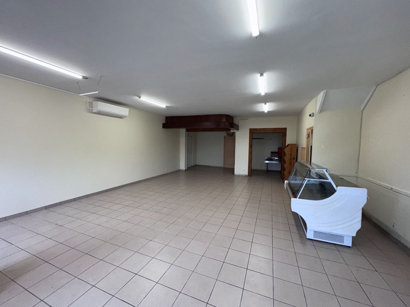 SAINT MAURICE DES LIONS
A LOUER  – Local commercial équipé Boucherie / Charcuterie / Épicerie

Situé en plein cœur du village, ce local commercial bénéficie d'un emplacement idéal sur un axe passant (Limoges-Niort-Nantes), avec stationnement à proximité, proche des autres commerces et services (Salon de Coiffure / Boulangerie-Pâtisserie / Bar Restaurant / Agence Postale / Ecoles et Mairie)
Anciennement exploité en épicerie-boucherie-charcuterie traiteur, il est parfaitement adapté pour une activité alimentaire et de commerce de proximité. 
Le local est prêt à l'emploi et dispose d'un équipement professionnel complet. Surface de vente spacieuse, lumineuse et climatisée!
Équipements inclus :
Laboratoire de transformation avec chambres froides 
Espace de préparation équipé avec piano de cuisson
Trois vitrines réfrigérées horizontales / Une vitrine réfrigérée verticale
Stérilisateur à couteaux.

Ce commerce offre un fort potentiel de développement au sein d'une commune de 915 habitants, dynamique, avec une clientèle locale fidèle et un réel besoin de commerce de proximité.

Loyer mensuel : 400 € TTC

Une belle opportunité pour un artisan ou un commerçant souhaitant s'installer rapidement dans un cadre rural attractif.

Pour tout renseignement complémentaire ou pour organiser une visite, n'hésitez pas à nous contacter