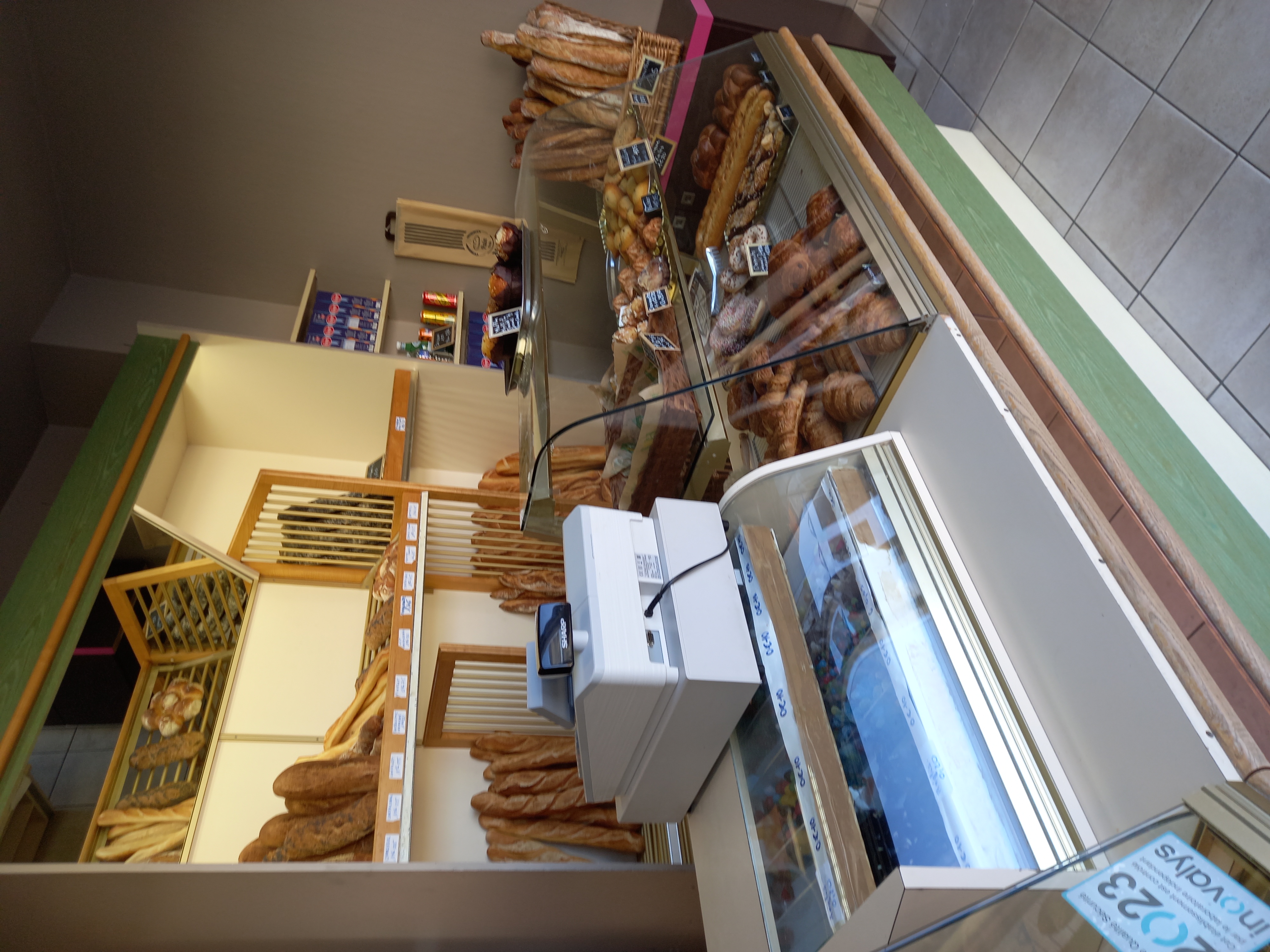 La boulangerie se trouve dans une cité à caractère ,dans une commune touristique 
Possibilité d'évolution dans le snacking 
Pour plus de renseignements voici le numéro de téléphone 06 33 10 72 29