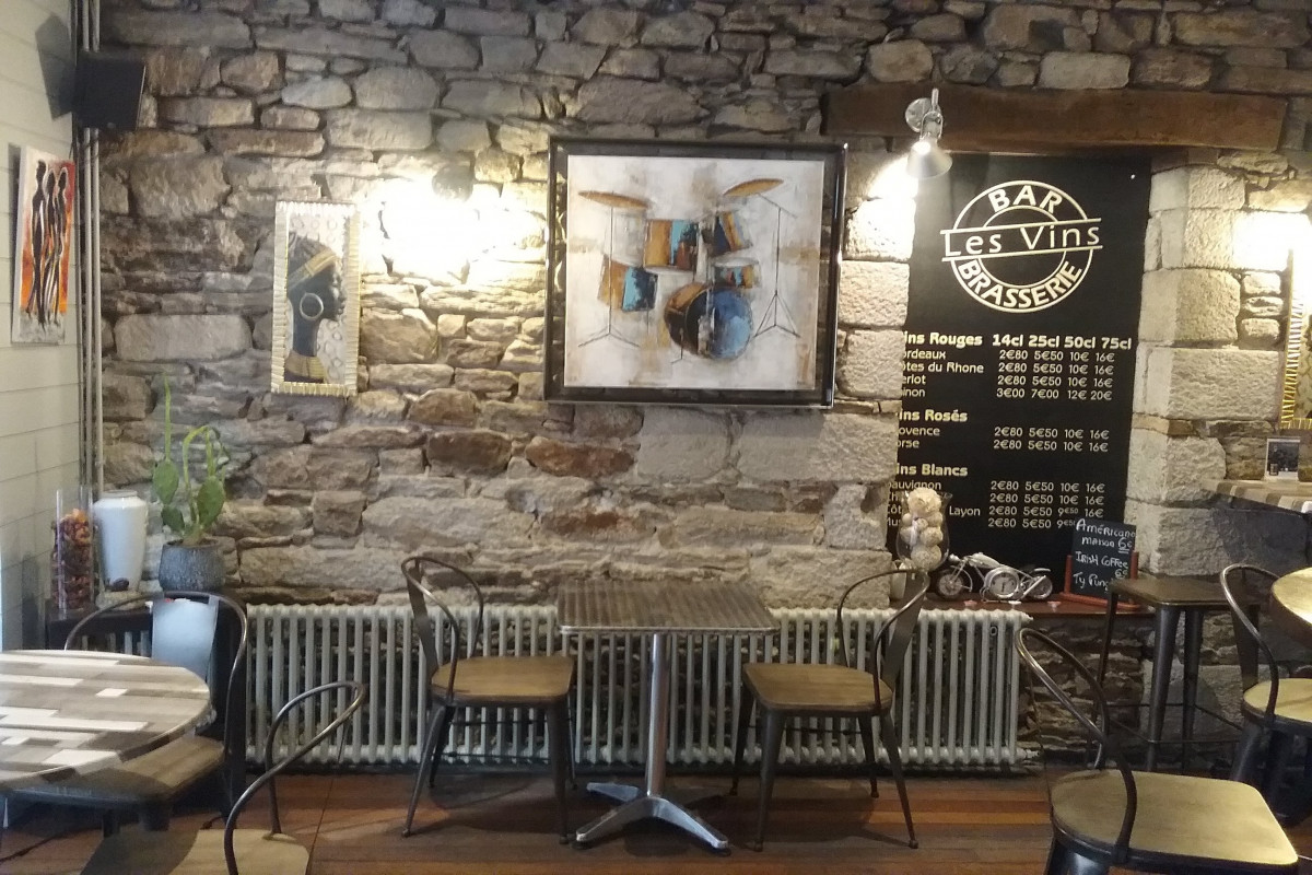 Vend fond de commerce bar tabac  brasserie  avec  terasse et appartement  situé dans le centre historique de quimper cuisine fait maison formule avec plat du jour plus carte fermé le dimanche et le lundi
