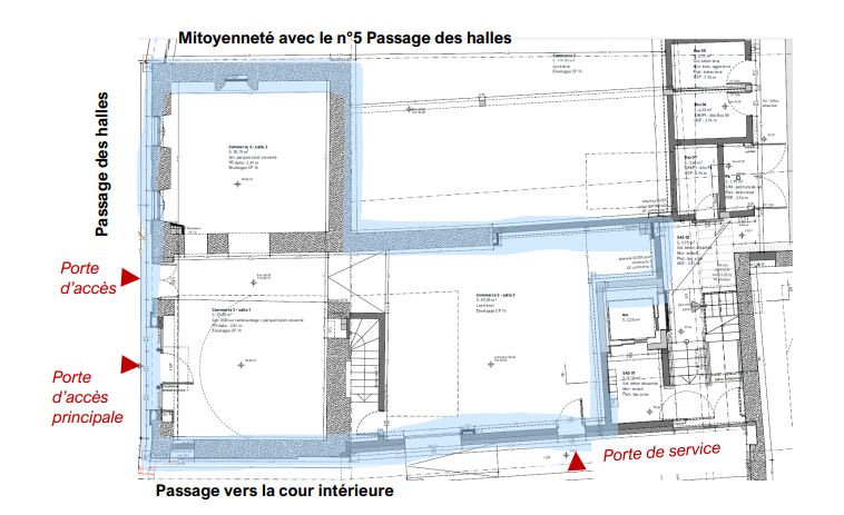 Au cœur d'un Ilot nouvellement réhabilité, à louer une grande cellule commerciale à aménager de 126.45 m2 (avec 1 cave) de plein pied, avec une belle devanture bleue. Située en centre ville, cette location comprend :
* 1 pièce avec une vitrine et un porte vitrée ouvrant sur un passage piéton 
* 1 pièce contigüe à la première, disposant de 2 fenêtres donnant sur le passage piéton
* 1 pièce contigüe à la première, disposant d'un accès à une cave ainsi qu'un accès à une cour intérieure (partagée avec la terrasse d'un restaurateur)
Cellule commerciale brut de béton mais aménagement de base négociable.
Mitoyenneté avec un autre commerce.
Loyer envisagé : 550€ pouvant être revu si une aménagement de base en demander à la collectivité.
Nature du Bail commercial : 9 ans