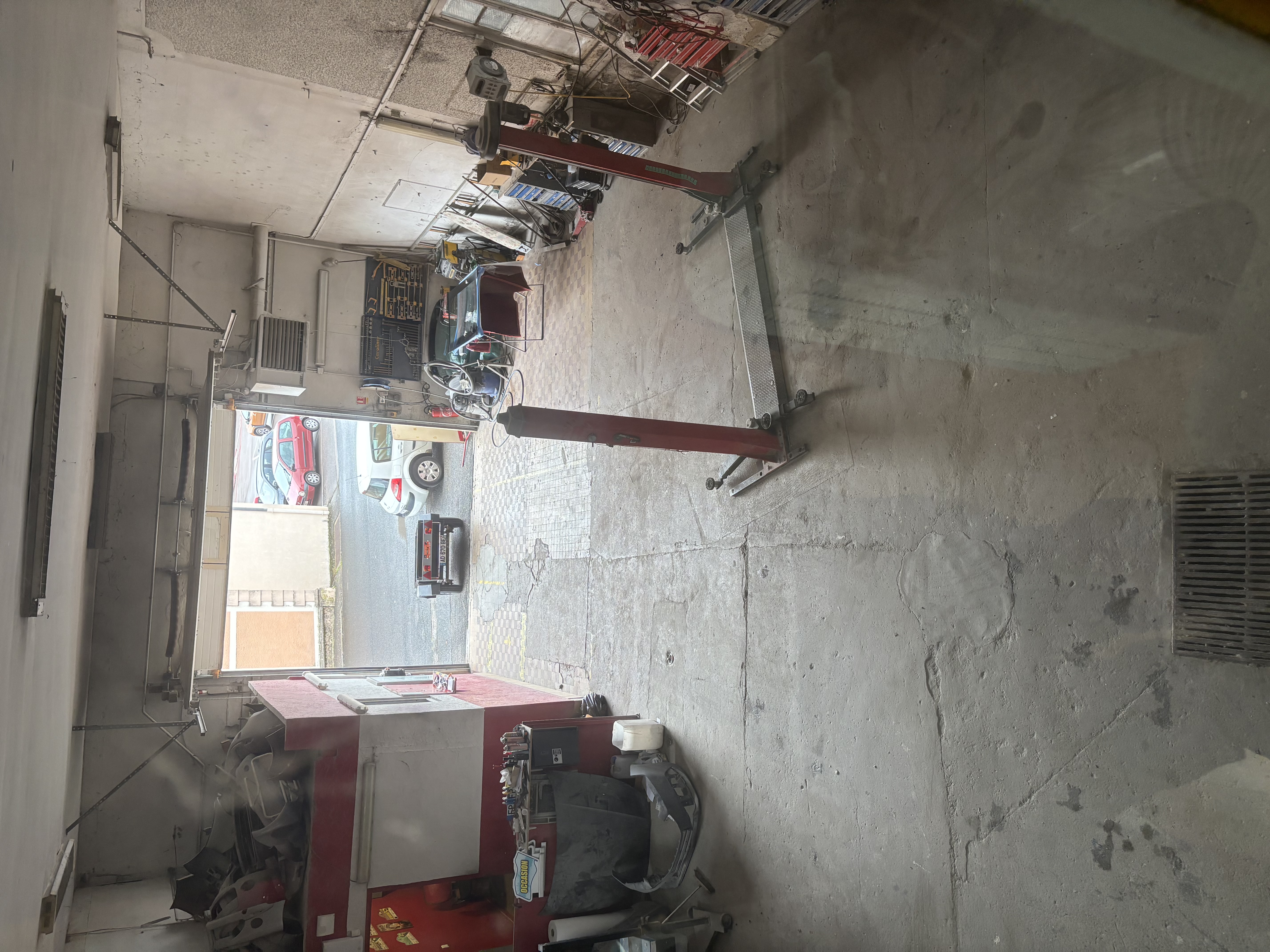 Carrosserie automobile (Bâtiment et fond de commerce)

Dans le centre de Gueugnon, proche des commodités et de l'animation locale, découvrez cette carrosserie à vendre (murs + fonds de commerce), idéal pour une reprise d'activité.
Entretenu et en bon état, ce commerce bénéficie d'une belle visibilité sur la place principale, et se positionne en monopole sur le marché de la carrosserie à Gueugnon et dans les villages environnants.
Surface optimisée, agencement pratique et faibles travaux à prévoir. Opportunité rare sur le marché local !