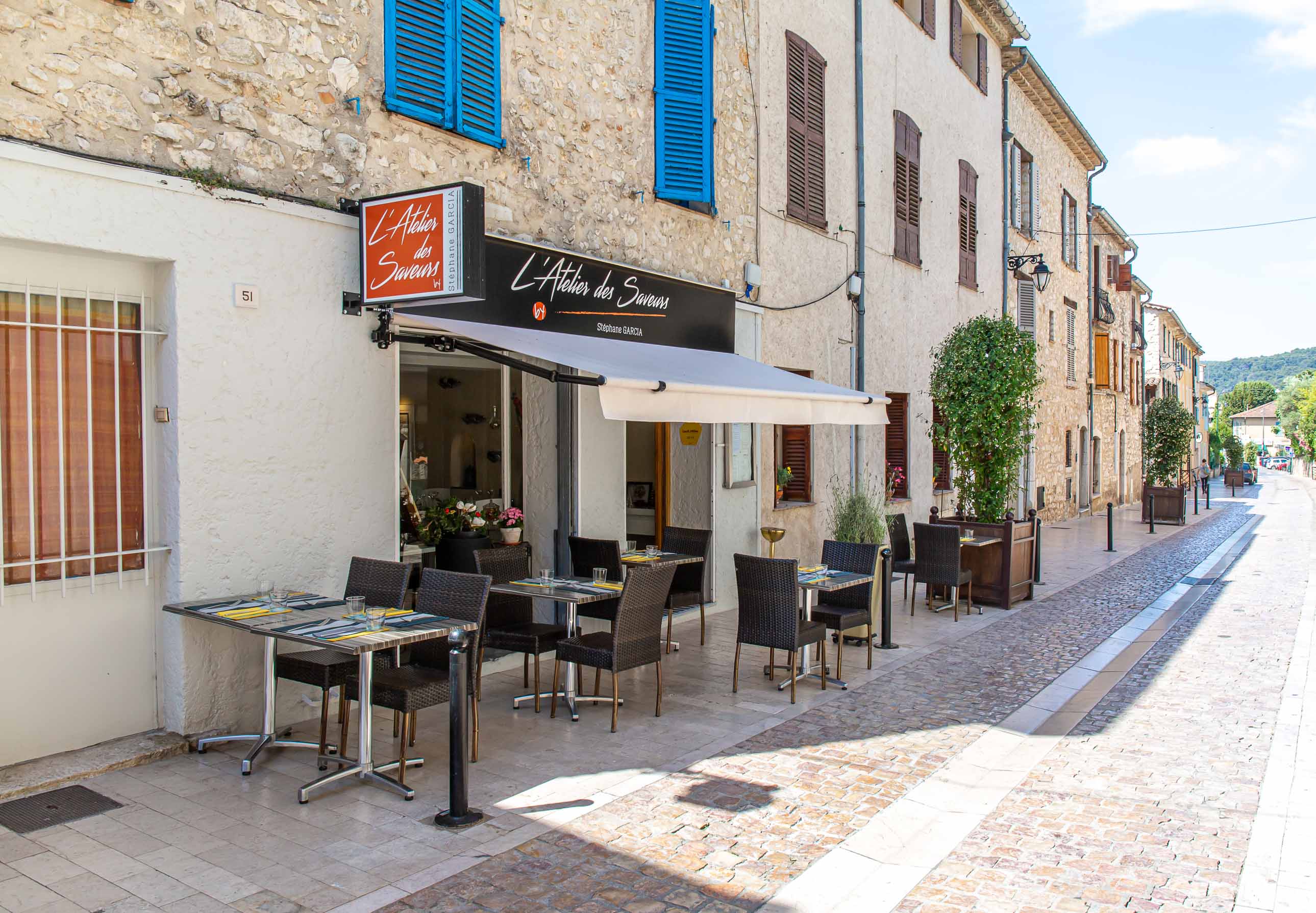 Bonjour à toutes et à tous, 

Cède fonds de commerce d'un restaurant semi-gastronomique ouvert depuis 7 ans à La Colle-sur-Loup dans une rue commerçante. Le chef Stéphane GARCIA y propose une cuisine de qualité à base de produits locaux. Restaurant référencé au Guide Michelin et au Gault & Millau (2025).

Les plus de l'entreprise : excellente notoriété et bon référencement en ligne. Clientèle fidèle et touristique en haute saison. Restaurant clé en main, entièrement équipé et entretenu (osmoseur, four mixte, induction, fibre, extraction, etc.).

Capacité : 20 couverts à l'intérieur et 20 couverts en terrasse. 

Loyer annuel 6.000€ pour une surface de 83m². Bail tous commerces sauf ferronnerie et poissonnerie. 

Profil du repreneur : idéal pour un couple ou deux associés. Renfort nécessaire en saison estivale.

Accompagnement possible par le cédant. 

CA : 250.000€ - Pas d'effectif à reprendre - Prix de cession : 155.000€