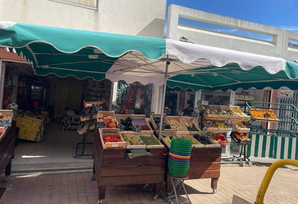 Magasin de fruits et légumes existant depuis 20 ans situé en centre ville d une station balnéaire très fréquentée 
56 m2 + 23 m2 de réserve 
Parking commerçants attenant et clients à proximité
