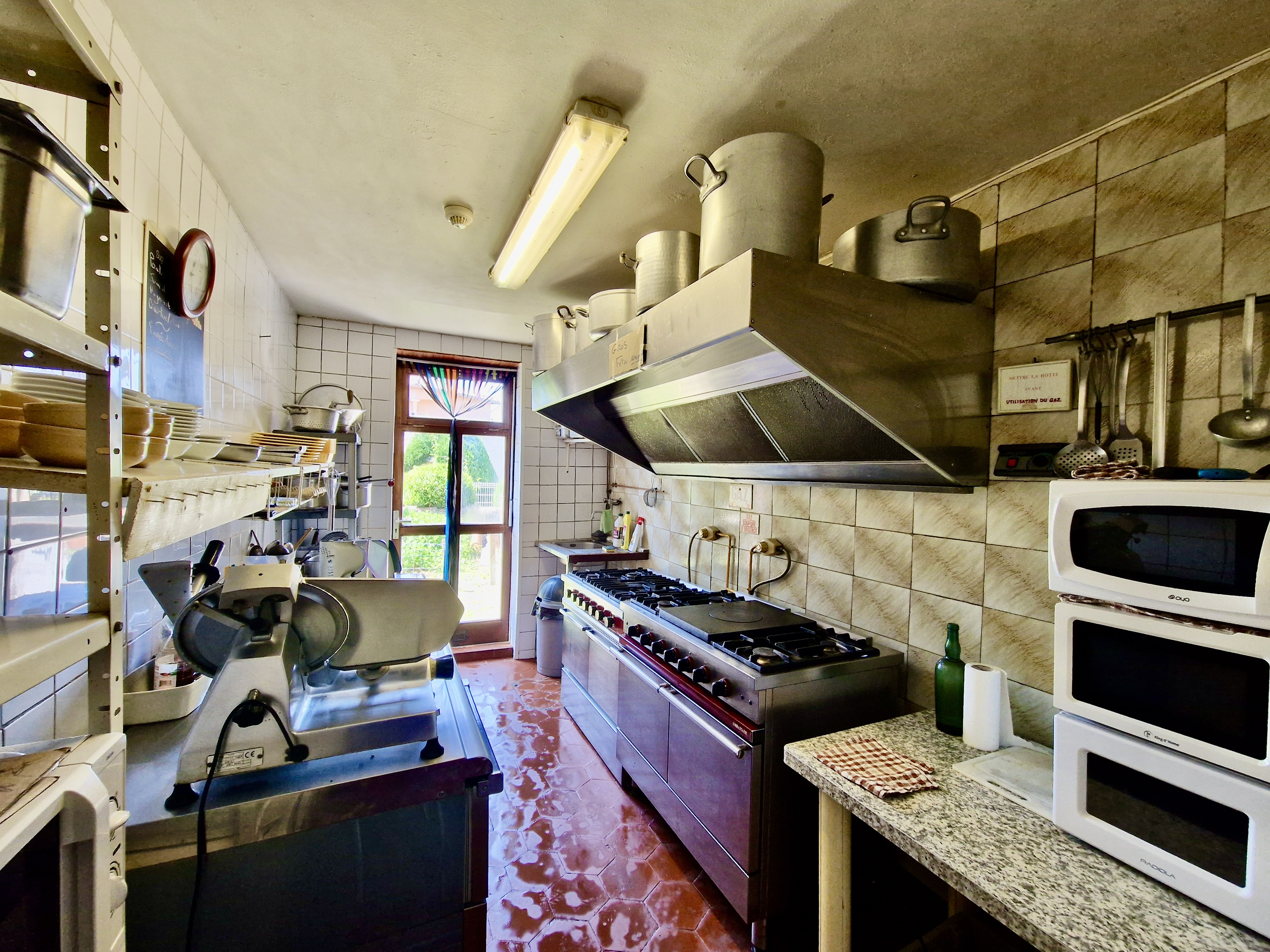 À vendre : fonds de commerce restaurant et chambres d’hôtes, idéalement situé à Saint-Eugénie-de-Villeneuve (Haute-Loire), sur un axe routier très fréquenté. L’activité touristique saisonnière est particulièrement dynamique d’avril à novembre, portée par un flux régulier de vacanciers et de visiteurs de passage. Situé sur un axe routier très fréquenté, l’établissement bénéficie d’une excellente visibilité et d’un fort potentiel de fréquentation. La région, prisée pour son patrimoine naturel et culturel, attire chaque année de nombreux touristes, ce qui assure une belle rentabilité sur la période haute. Ce contexte favorable fait de ce fonds de commerce une opportunité idéale pour un repreneur souhaitant s’installer dans un cadre attractif et développer une activité pérenne. L’établissement se compose de 9 chambres spacieuses et lumineuses, chacune équipée de sa salle d’eau privative, offrant confort à une clientèle touristique. La partie restauration comprend deux salles conviviales ainsi qu’un espace bar, permettant d’accueillir aussi bien une clientèle locale qu’un flux régulier de visiteurs grâce à sa situation sur la Nationale 102. Un lieu à fort potentiel. Un grand parking récent complète l'ensemble. Grâce à sa configuration et son emplacement, cette propriété se prête aussi bien à une activité hôtelière classique qu’à un gîte de groupe, un relais motard, une auberge gastronomique ou encore un lieu d’accueil touristique et événementiel. Un chiffre d'affaires annuel d'environ 80.000 € à développer grâce à de nouvelles formules, des événements et une terrasse extérieure. Prix Murs et fonds de 315.000 € + 20.000 € de frais d'agence.