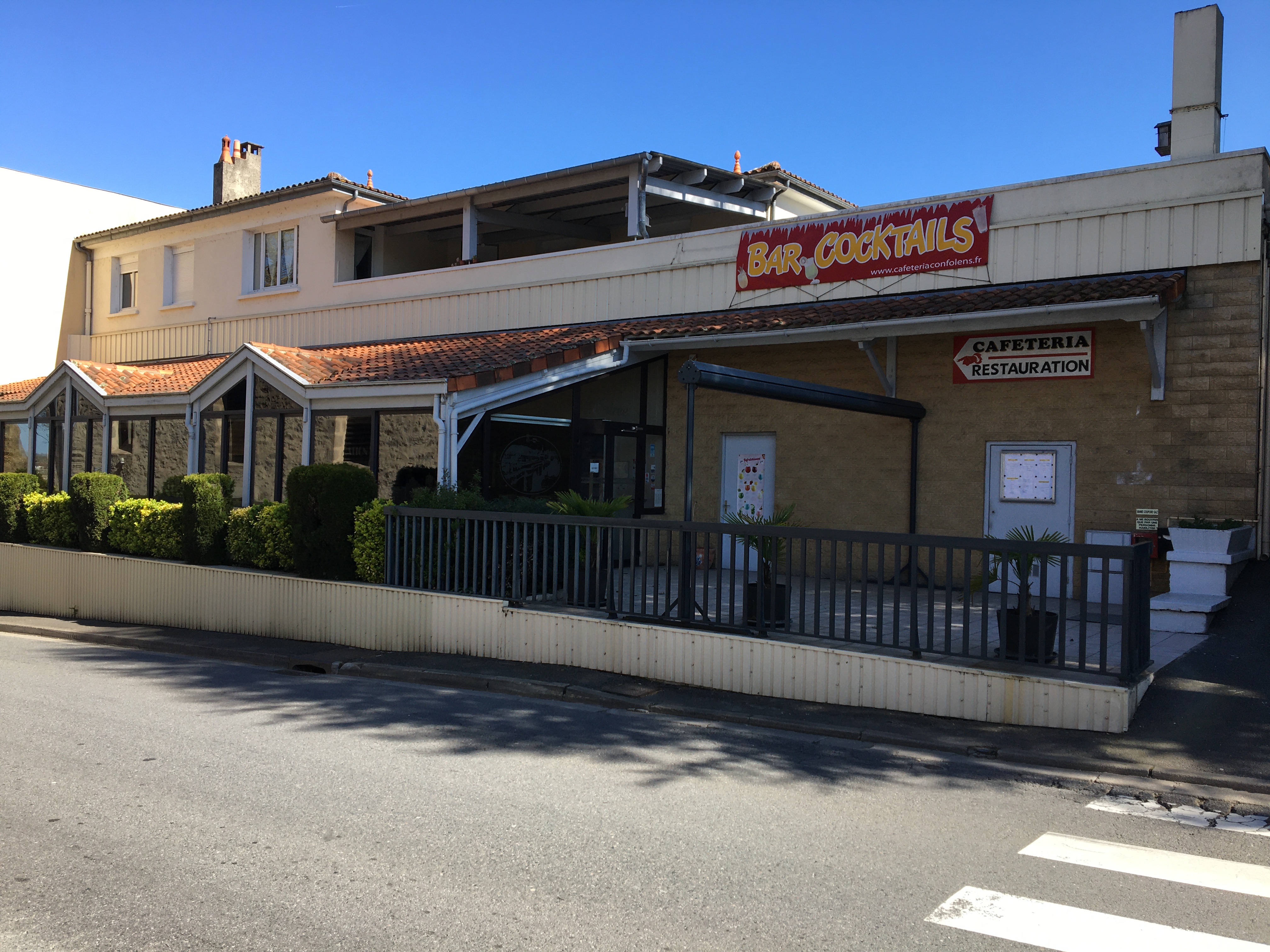 A saisir pour cause de retraite très bel établissement .
Bar , restauration , salle de billards Anglais .
Affaire tenue depuis 31 ans .
Vente du fond de commerce ainsi que des murs  avec logement de 114m2 .
N'hésitez pas à me contacter pour plus de renseignements .
