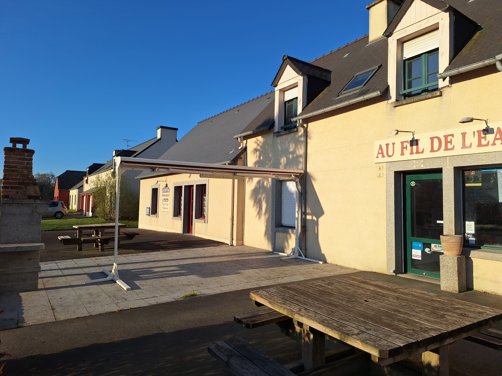 La Commune de Villamée souhaite confier l'exploitation de son fonds de commerce comprenant un bar - tabac, restaurant et multiservices à un professionnel et lance cet appel à candidature.
Le dossier de candidature en version papier est à retirer sur demande à la Mairie  - 4 Avenue des Portes de Bretagne - 35420 Villamée.
Le dossier est également disponible par voie électronique sur demande à mairie.villamee@orange.fr ou le télécharger sur le site de la commune : https://villamee.fr/